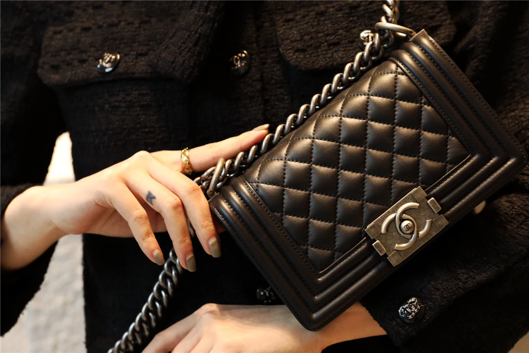 Мини-сумка Chanel Le Boy из черной телячьей кожи с винтажной серебряной пряжкой.