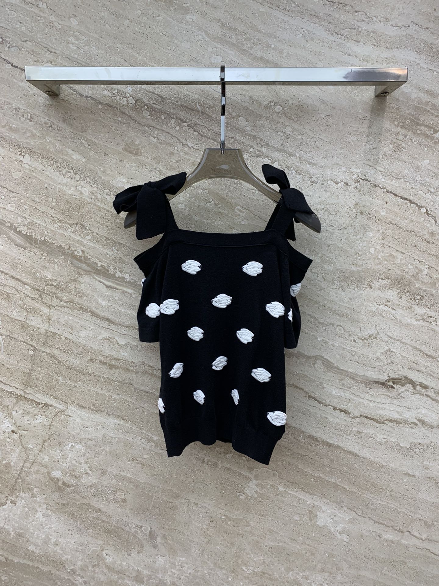 Chanel 2403 - Трикотажный топ с открытыми плечами и вышивкой камелий в 3D-формате