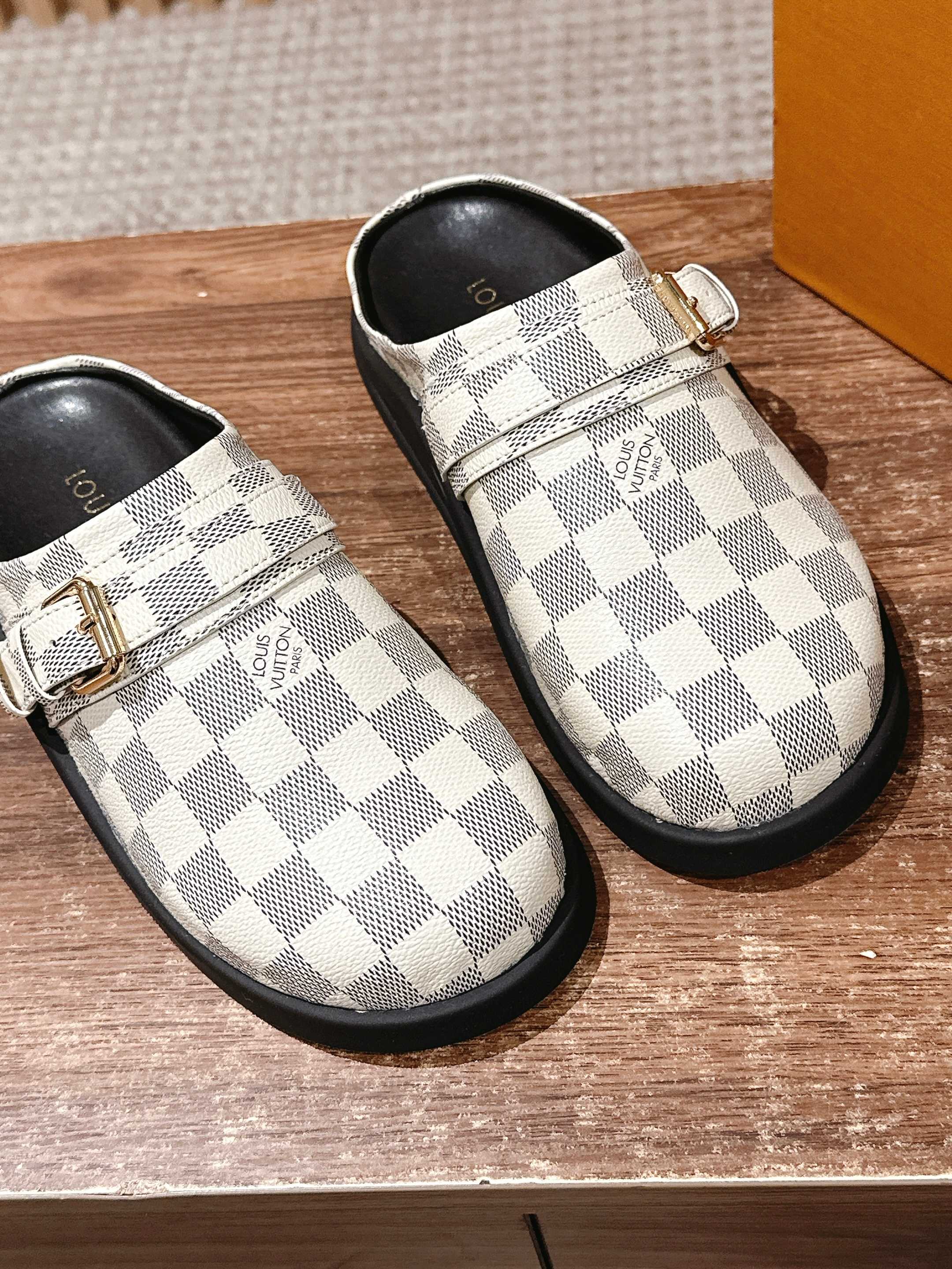 Новинка LV 2025 - Биркенштоки - Клетчатый узор - Белые