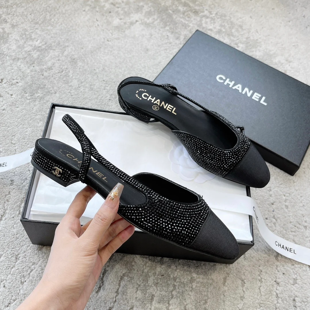 Chanel - Атласные сандалии без каблука со стразами - Черные