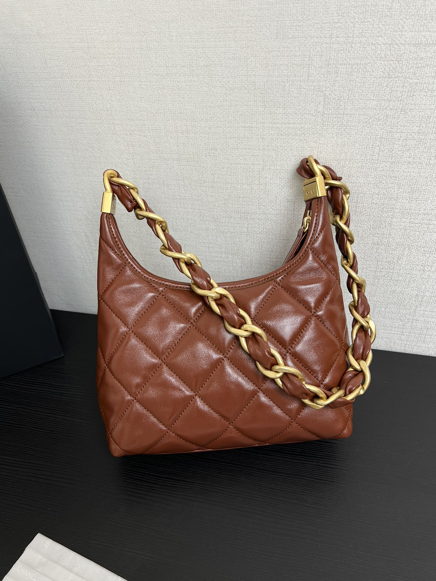Сумка-хобо Chanel 24a под мышкой, карамельный цвет, маленький размер.
