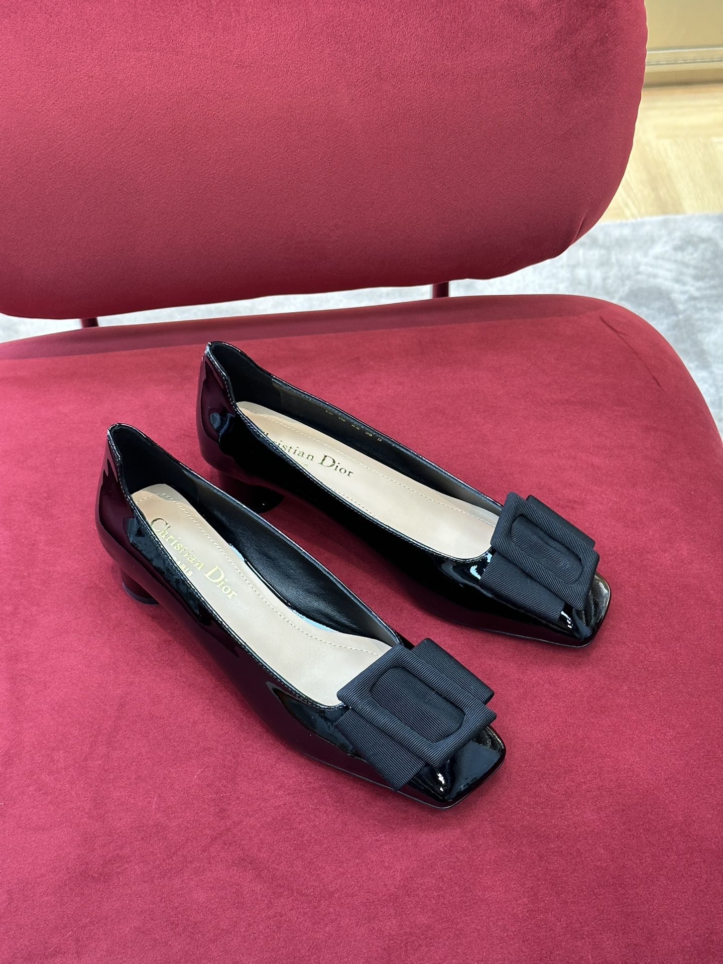 Новинка сезона осень/зима 2022 от Dior — туфли на низком каблуке с бантом.