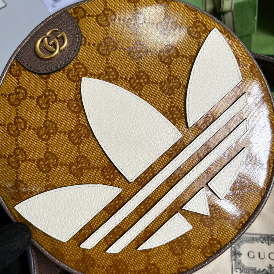Сумка через плечо, созданная в рамках коллаборации Gucci-adidas x Gucci - 22x22x7 см.