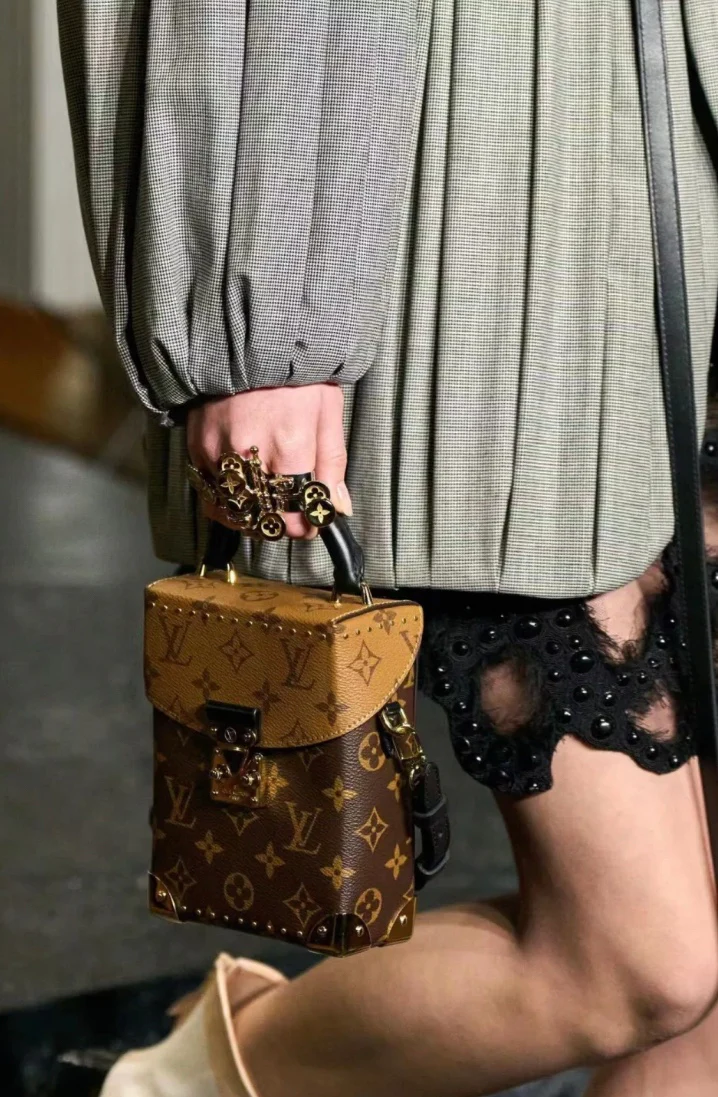 m82465-LV-camera-box