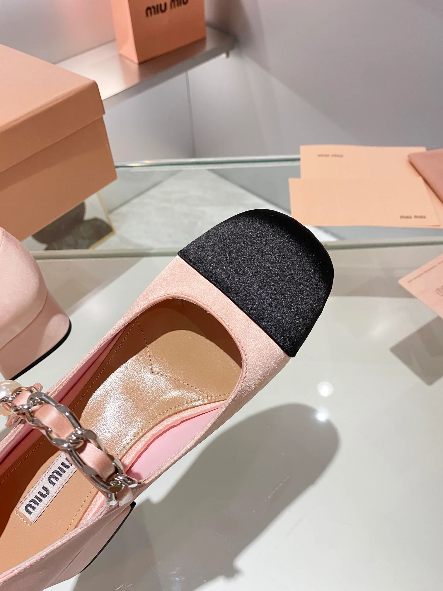 Новинки коллекции Miu Miu осень/зима 2023 - Балетки - Туфли на низком каблуке - Розовые