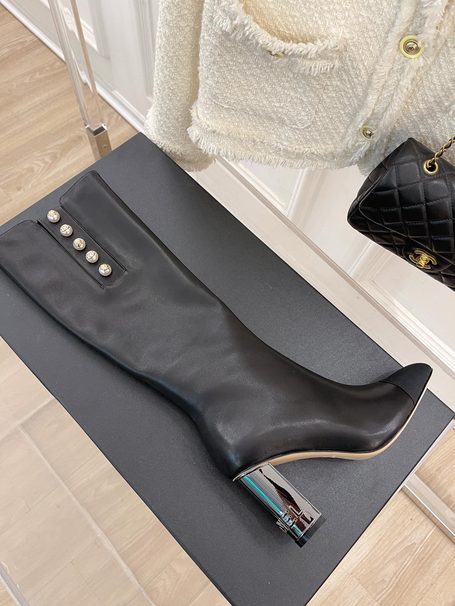 Новинка сезона осень/зима 2022 от Chanel - Сапоги на высоком каблуке - Черные