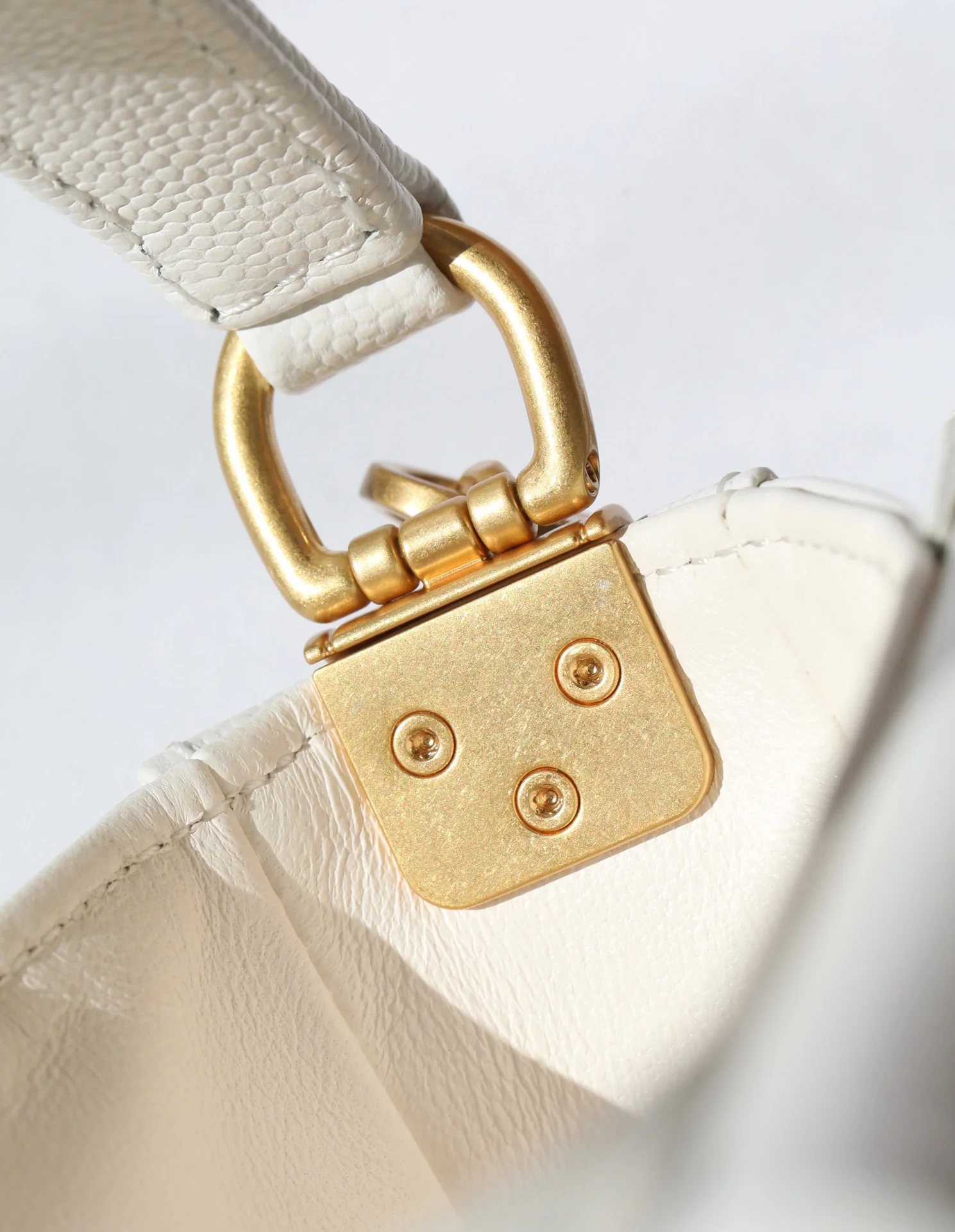 Мини-сумочка Chanel с ручкой и клапаном, белая.