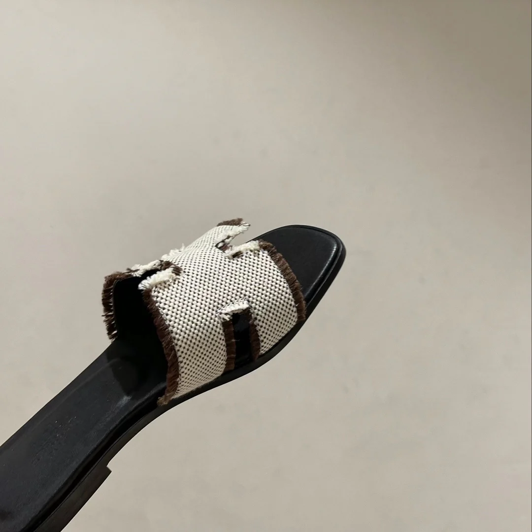 Весенняя коллекция Hermes 2023 — тапочки ручной работы с кисточками