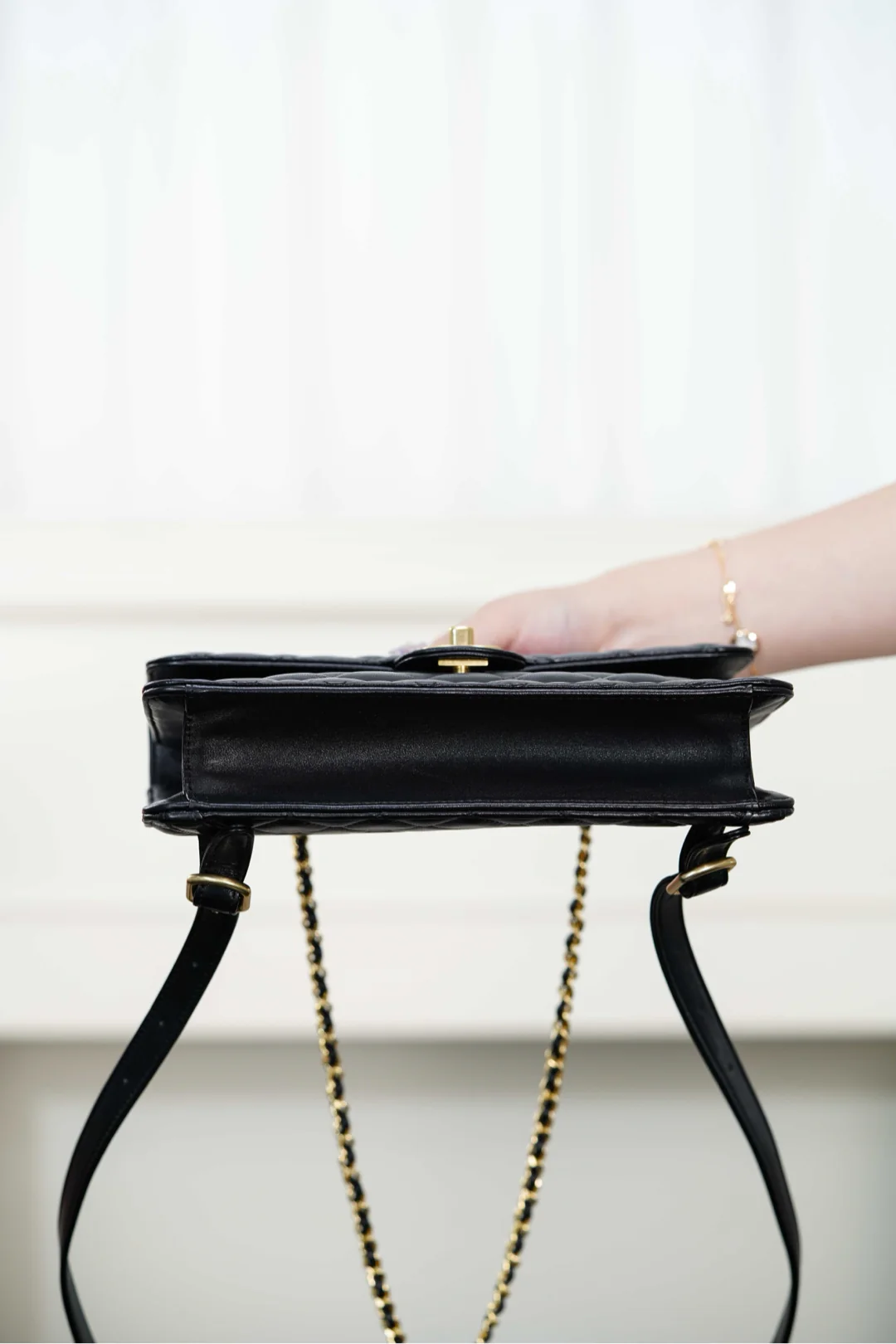 Chanel - ??? - Рюкзак-мессенджер - Черный с золотой пряжкой