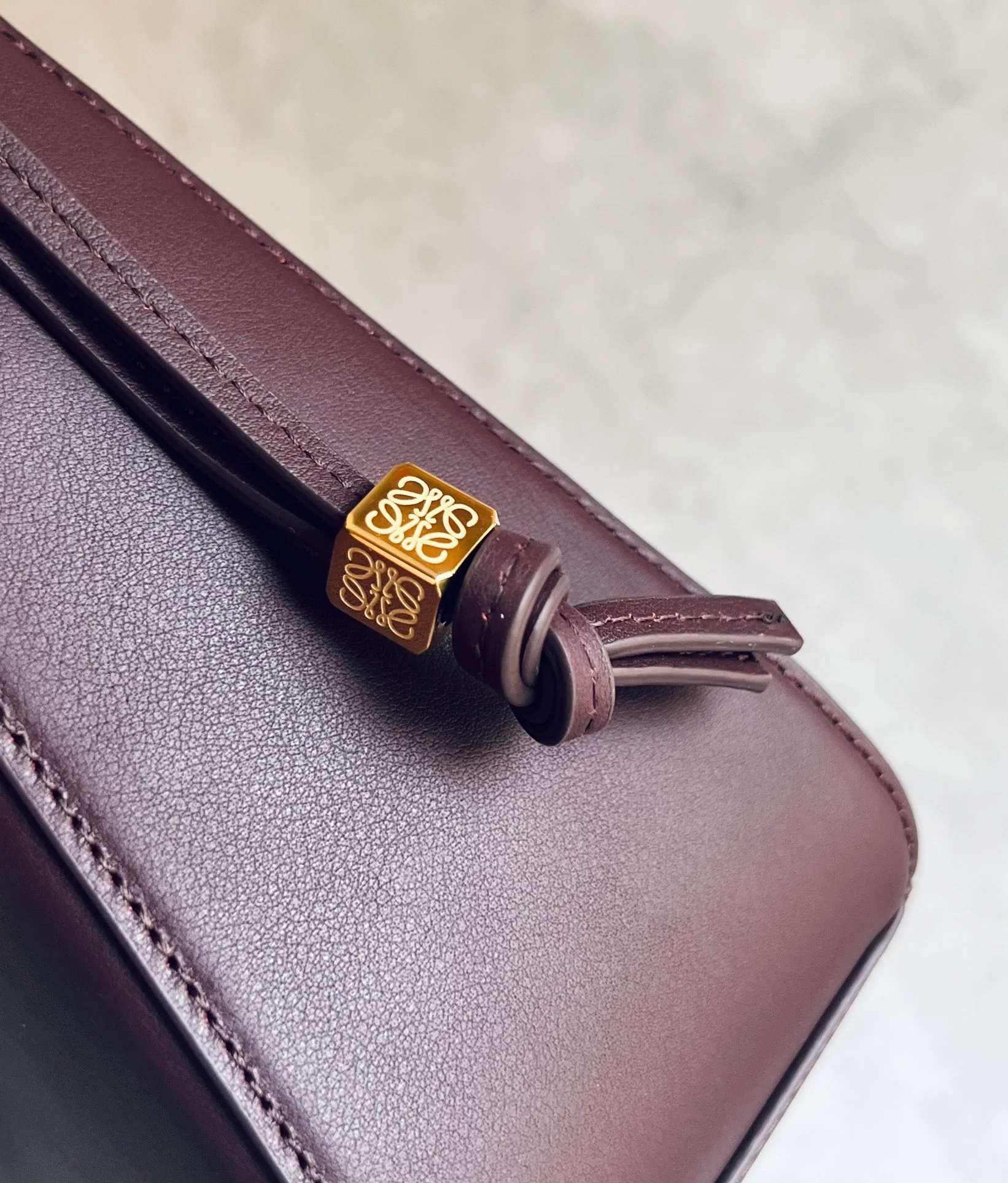 Сумка-хобо Loewe Hammock, бордовая.