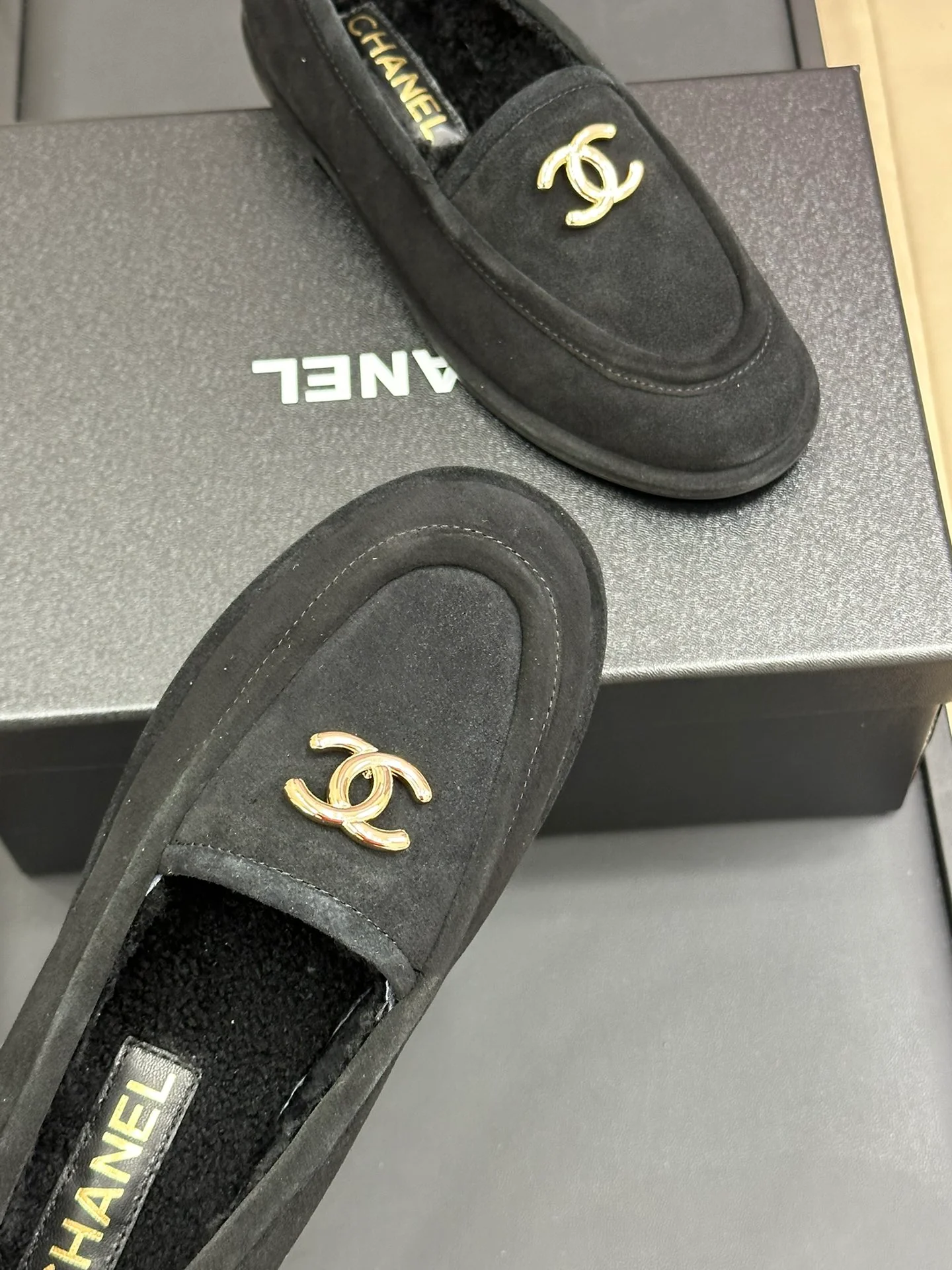 Меховые лоферы Chanel 2024 - черные