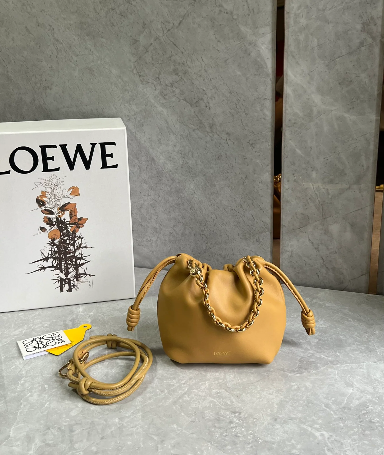 Сумка Loewe Flamenco из овечьей кожи с цепочкой — горчично-желтая.