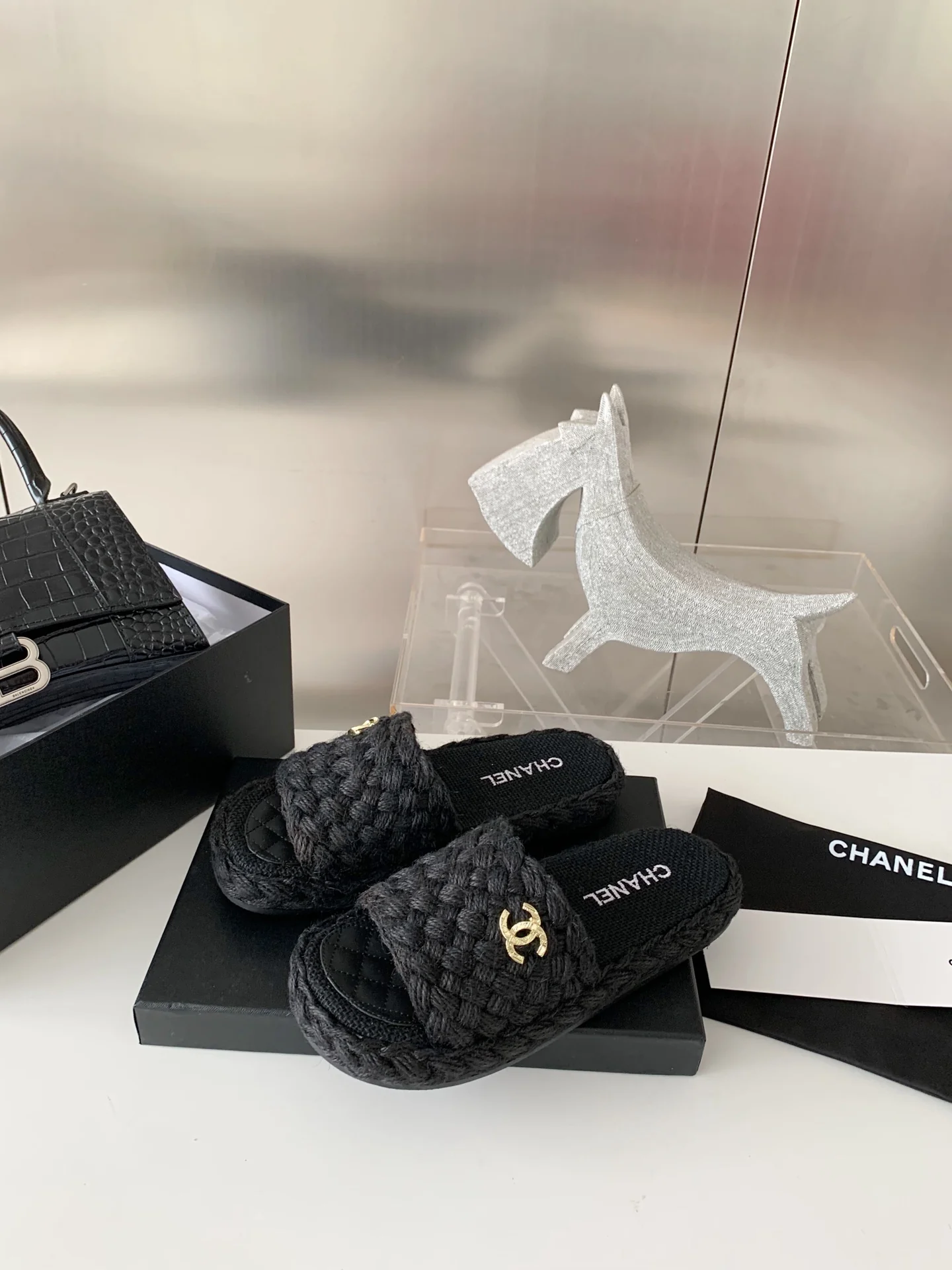 Сандалии Chanel 2022 из льняной плетеной ткани на платформе с металлическим логотипом - размеры 35-41