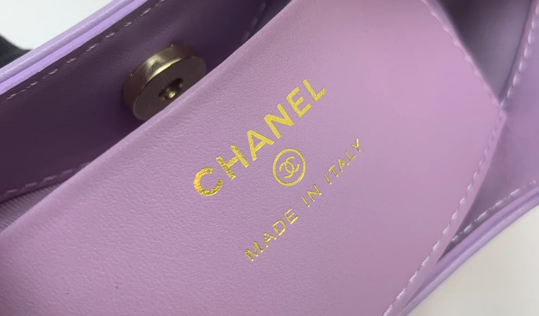 Миниатюрная сумка Chanel из овечьей кожи серии 24c31, фиолетовая.