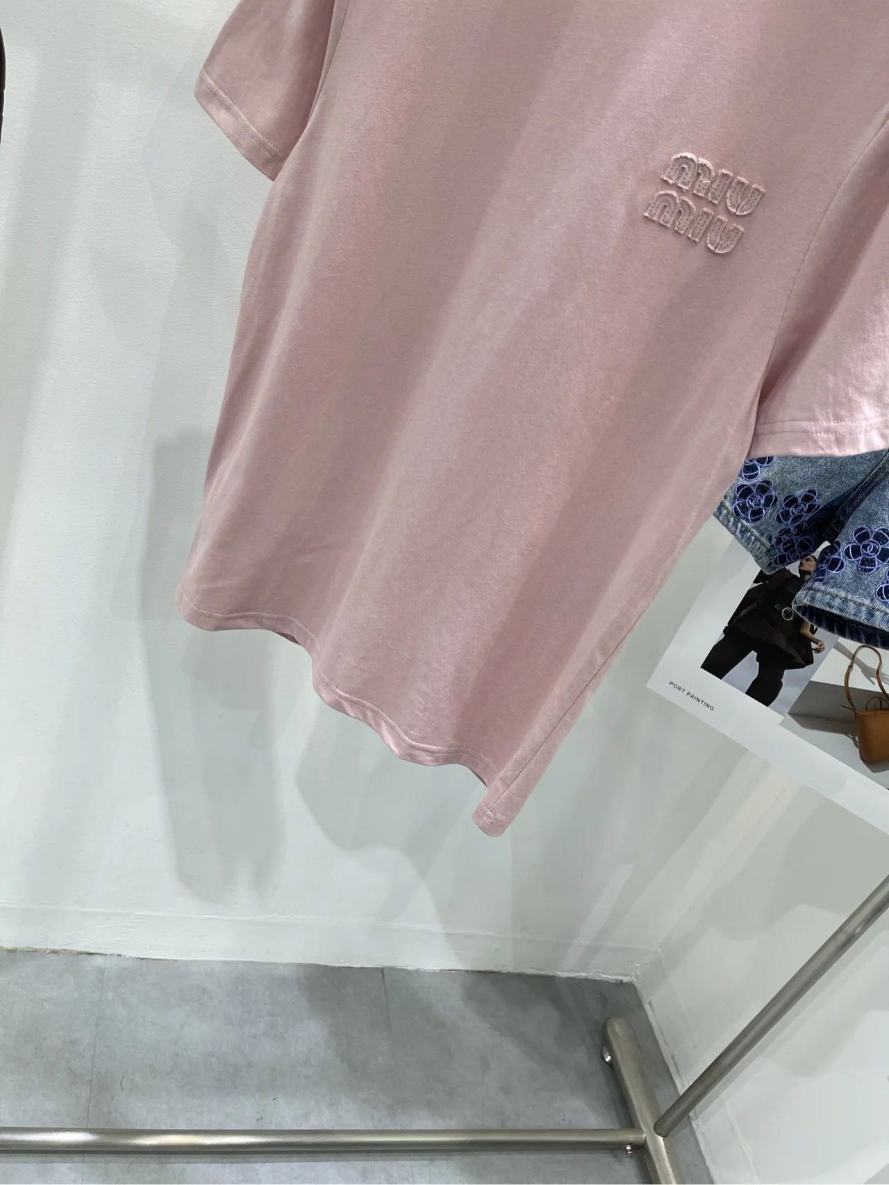 Miu Miu-2404-Розовая футболка с коротким рукавом и аппликацией в виде букв