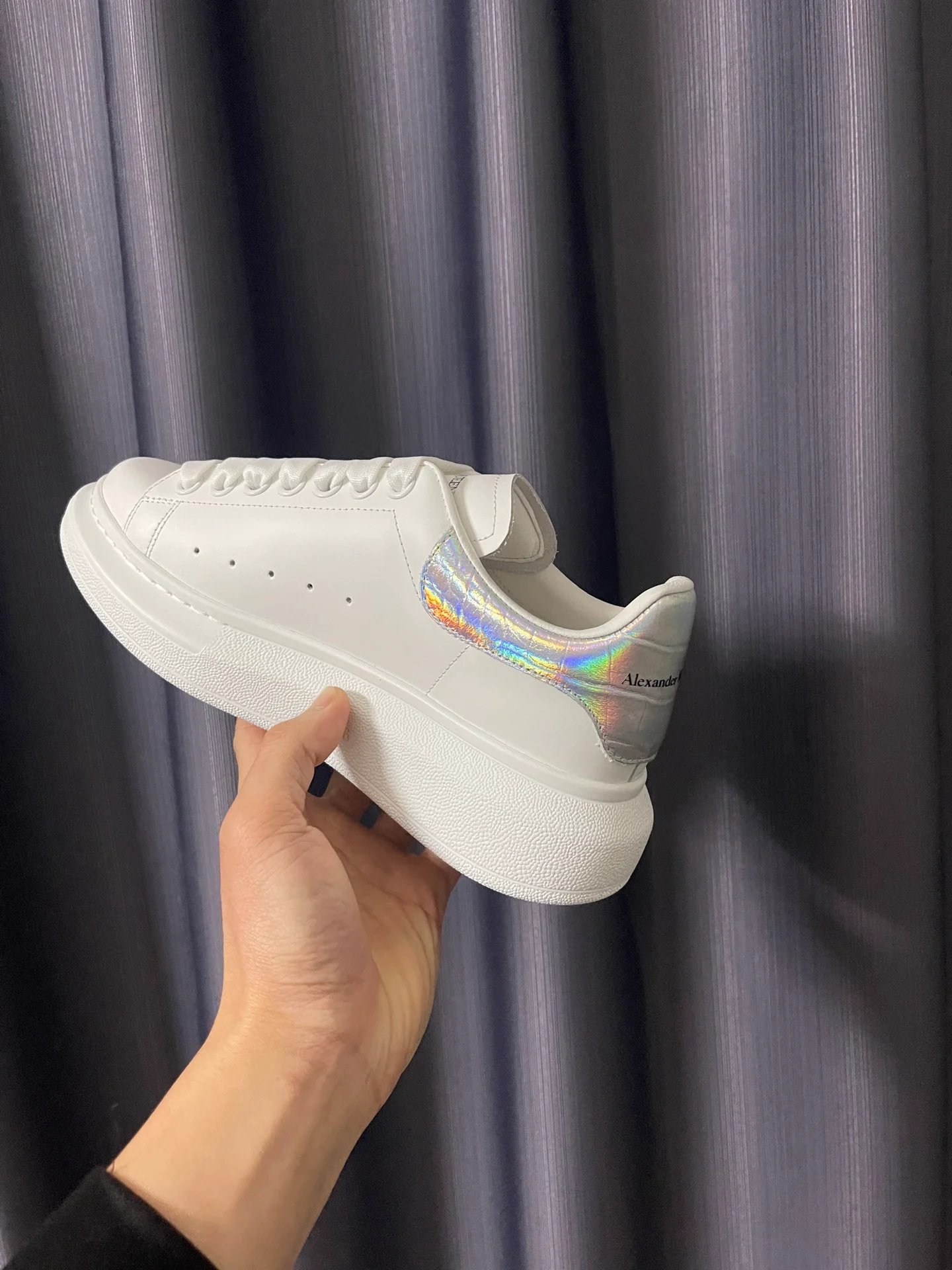 Классические белые кроссовки McQueen - унисекс - с лазерным рисунком под змеиную кожу.