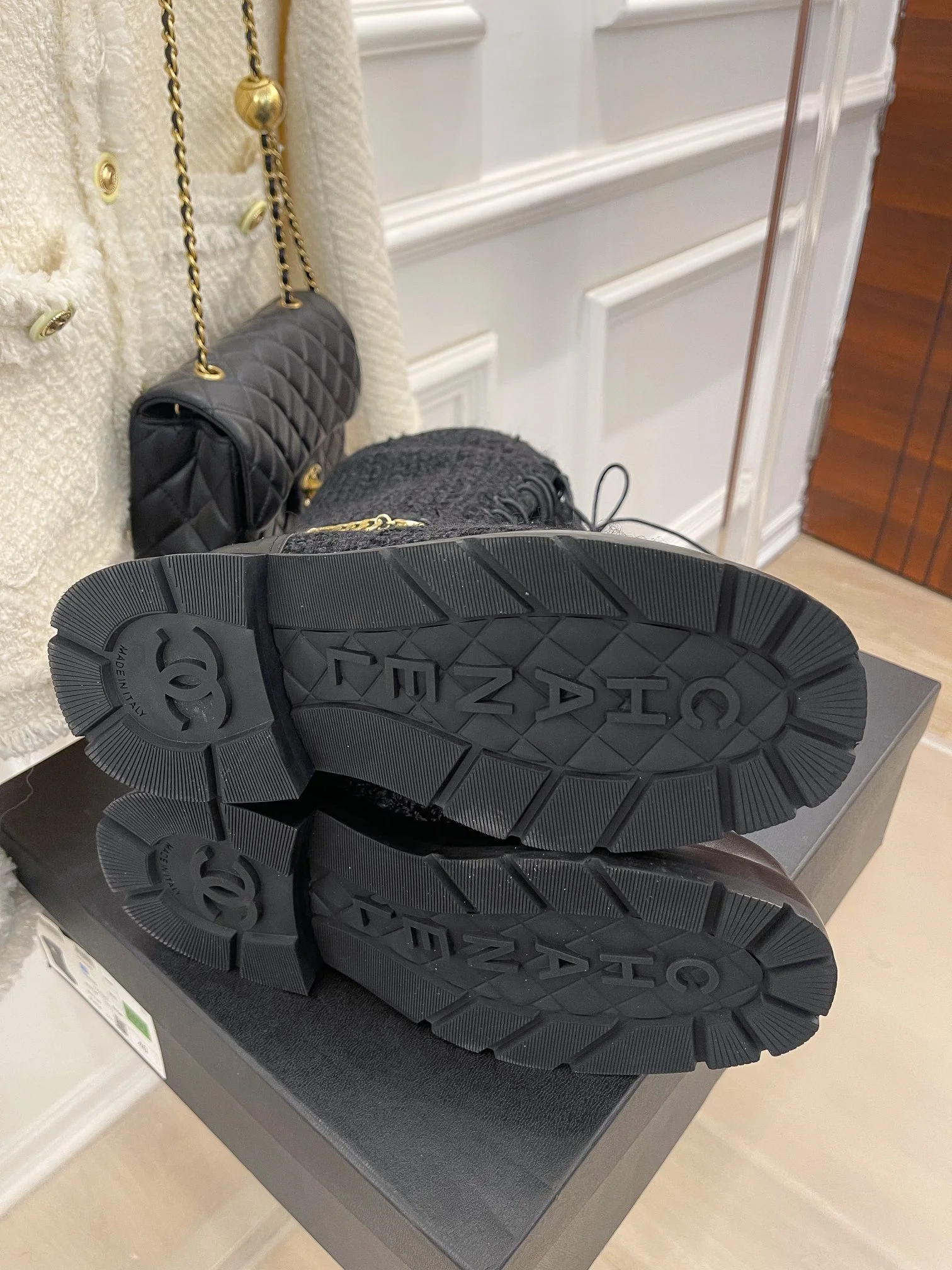 Новинка весны 2022 года от Chanel — высокие сапоги на шнуровке.