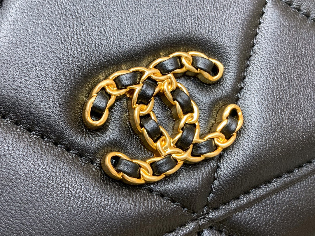 Сумка-клатч/кроссбоди Chanel Classic Logo Quilted WOC 2019 года, черная.