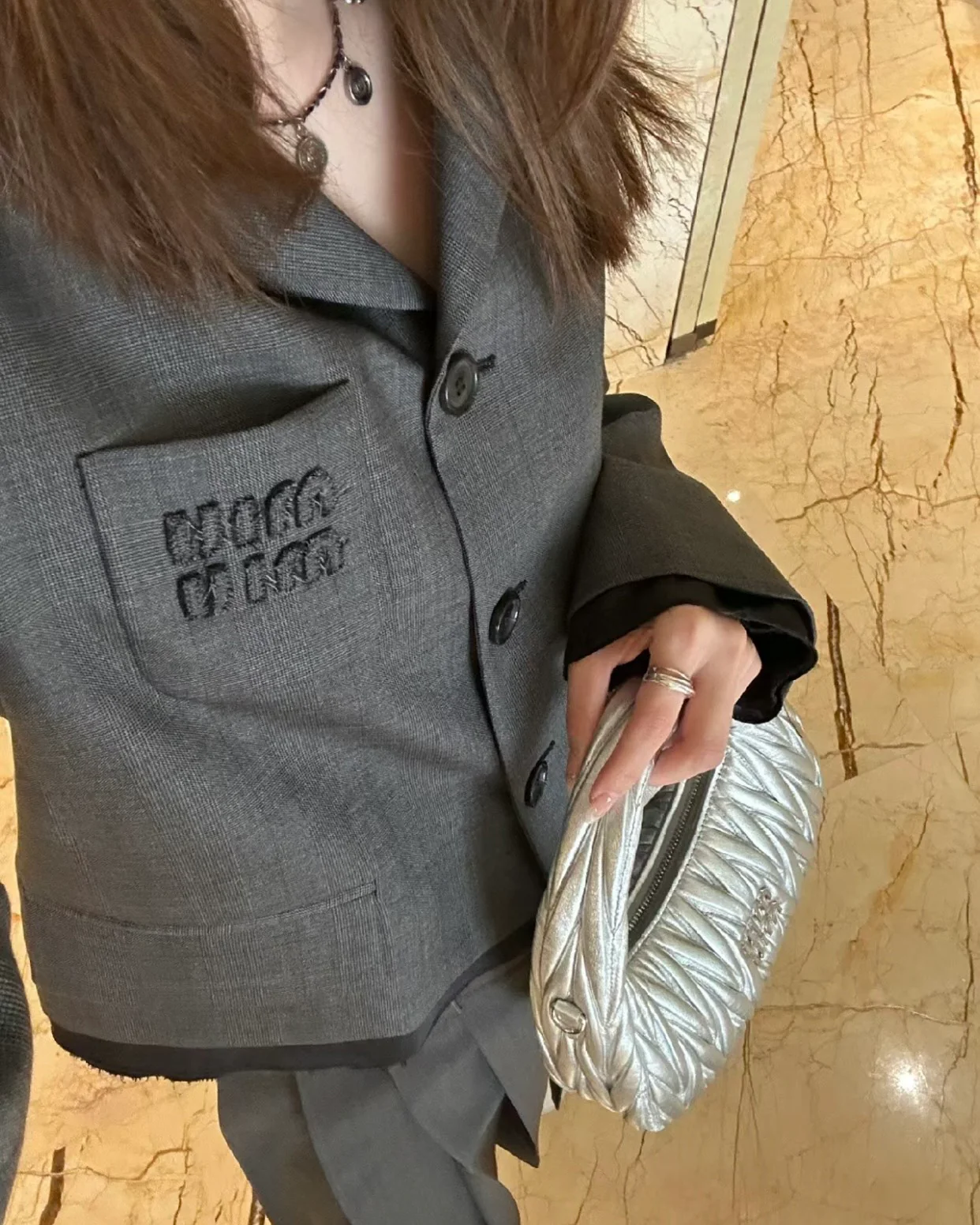 Сумка Miu Miu Wander — маленькая, из овечьей кожи — серебристая — Носите и делитесь