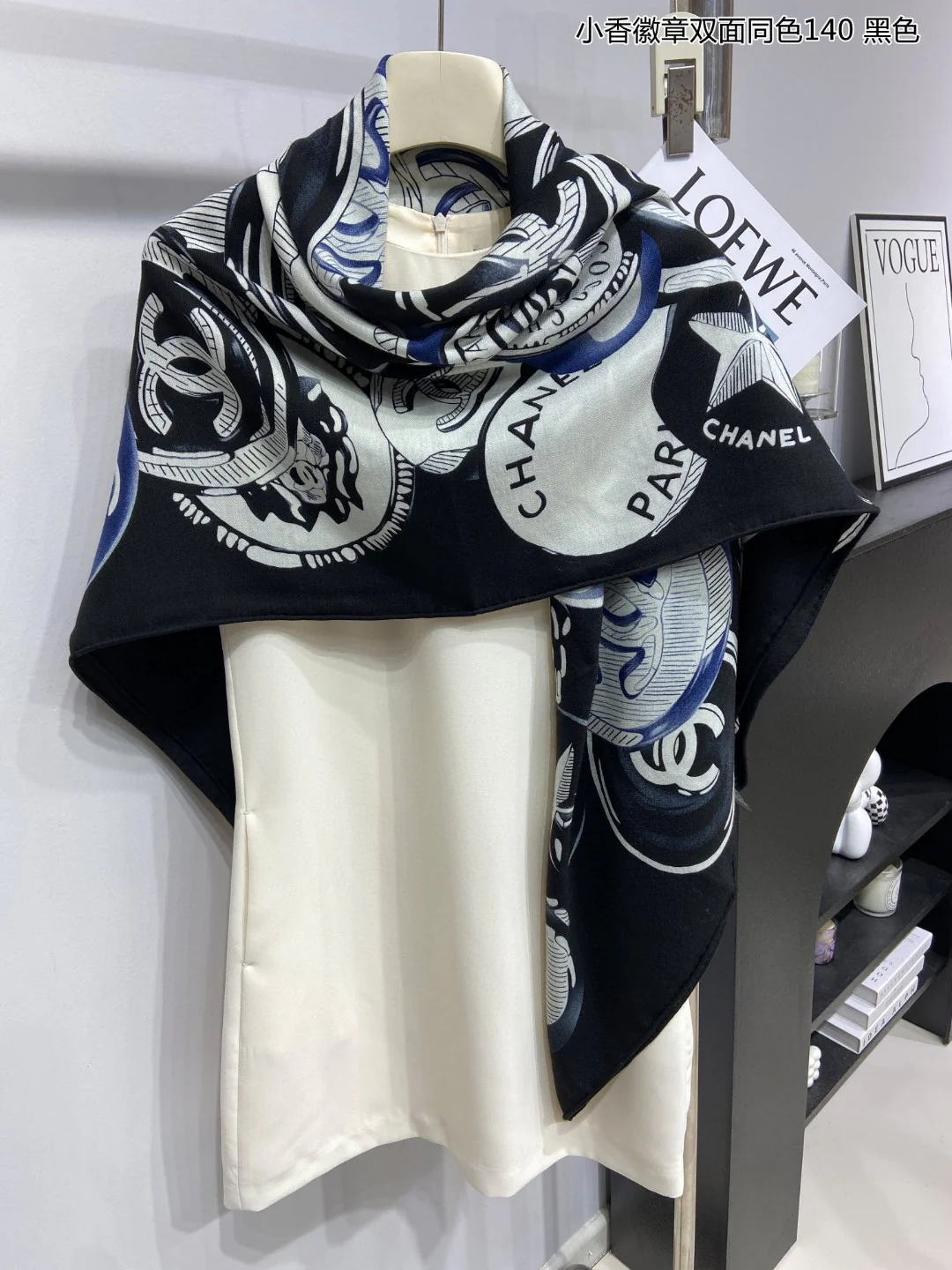 Платок Chanel 2024 с двусторонним значком в комплекте - 140-140