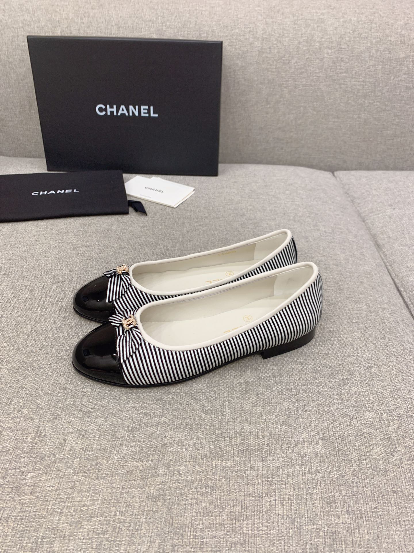 Классические балетки Chanel с двойной пряжкой в ??виде буквы С — полосатый черный носок