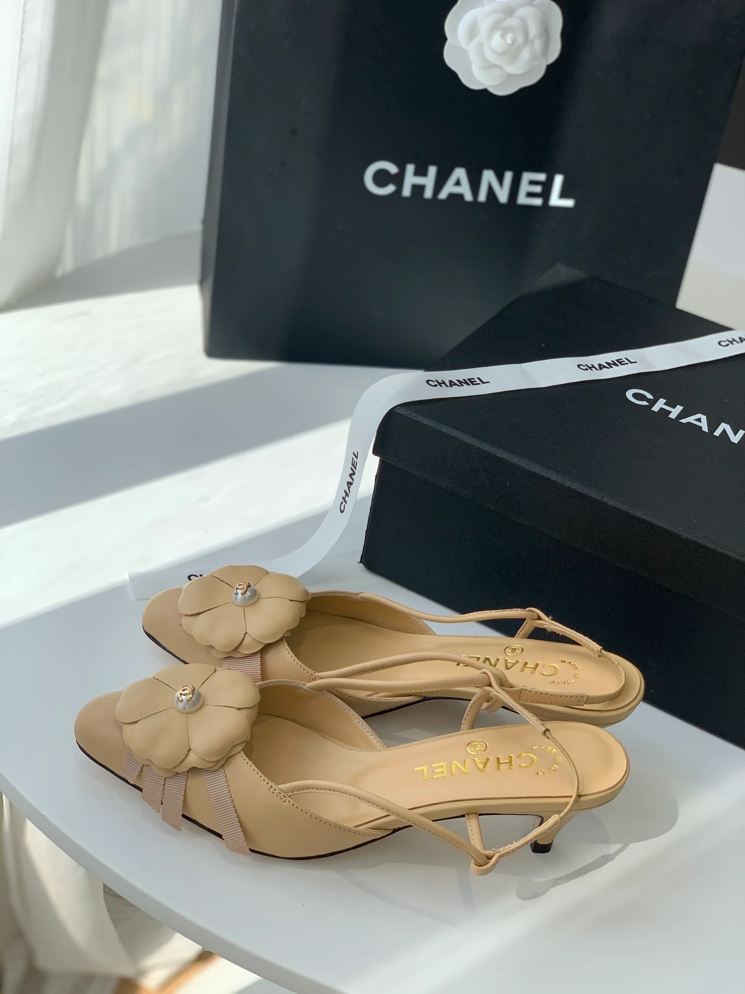 Сандалии Chanel, украшенные камелиями - Высота каблука 5,5 см - Размеры 35-39-40 (изготовление на заказ)