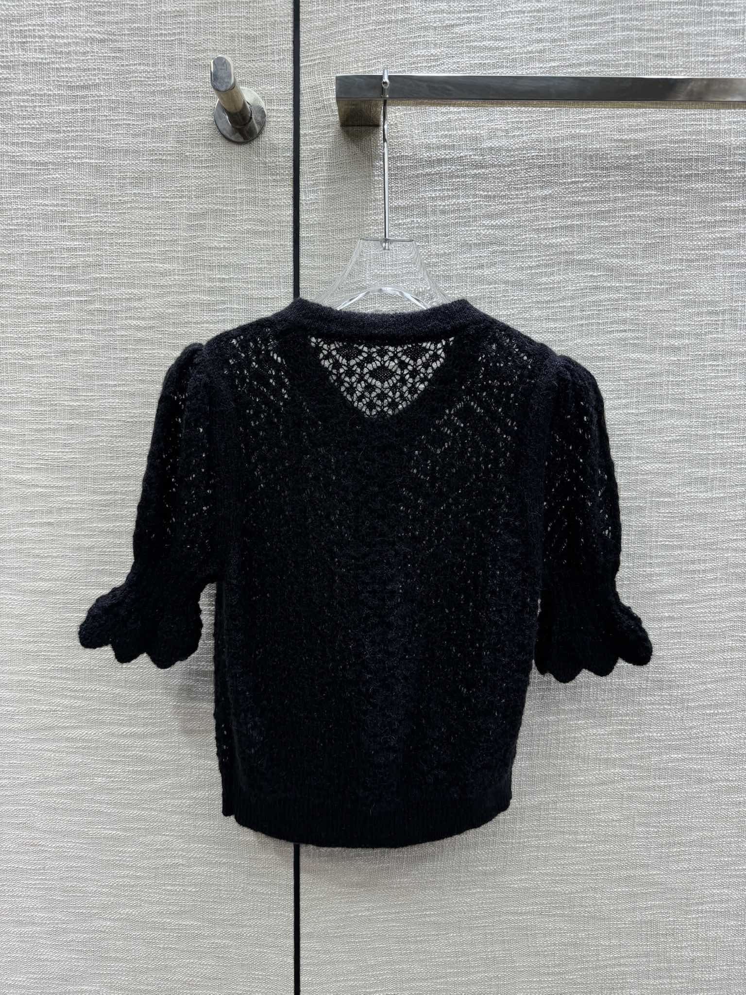 Chanel 2403-24 Новинка ранней весны: вязаный кардиган с короткими рукавами и ажурным узором ?фонарик? - черный