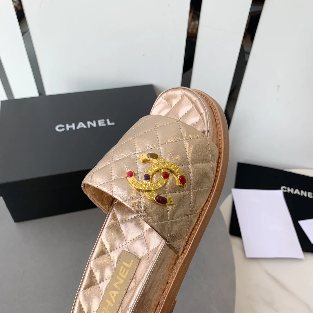 Новинка сезона осень/зима 2022 от Chanel - Тапочки из овечьей кожи - Золотистые