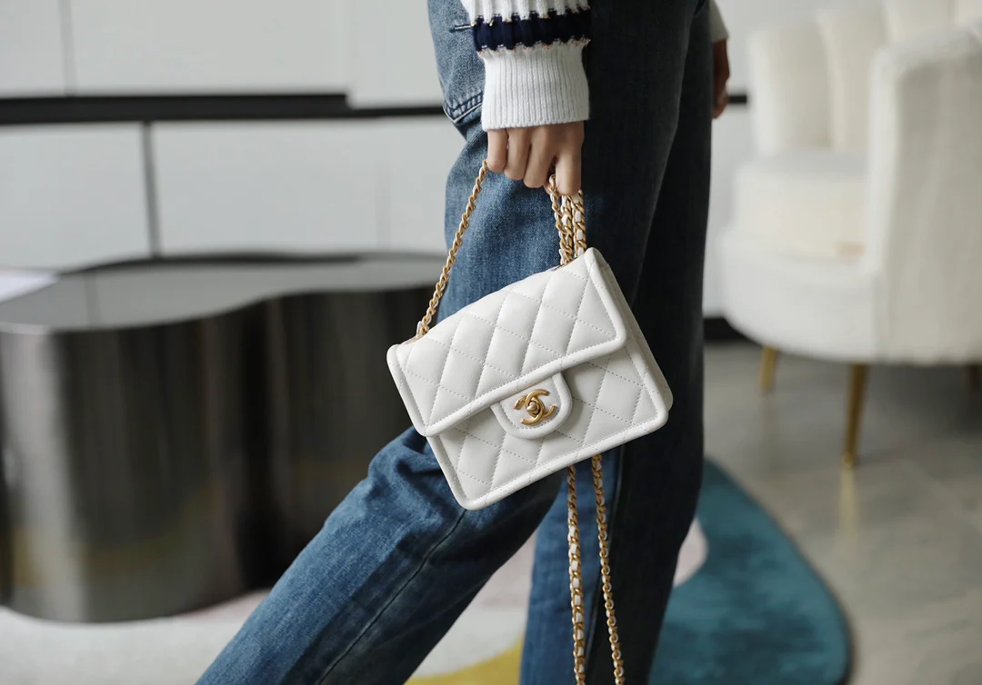 Маленькая булочка из тофу Chanel - белая