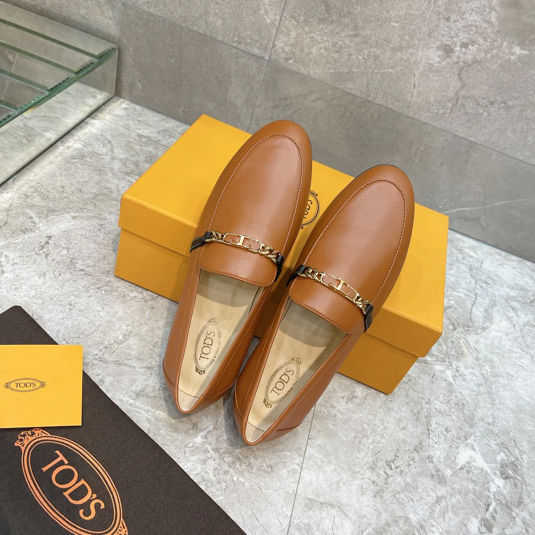 Tods - Сдержанные лоферы с тонкой цепочкой