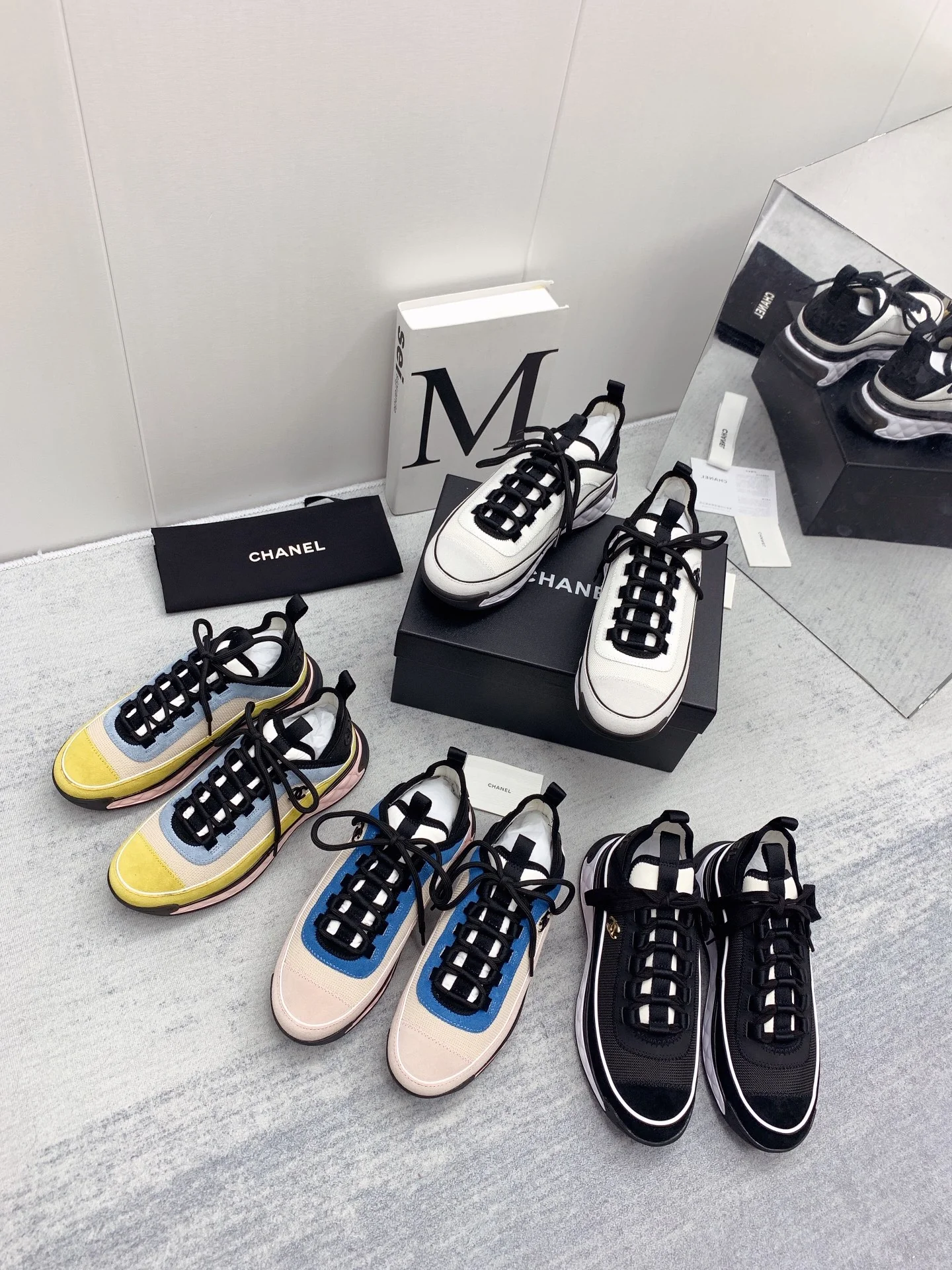 Новинка сезона осень/зима 2021 от Chanel - кроссовки с ромбовидным узором - белые и черные.