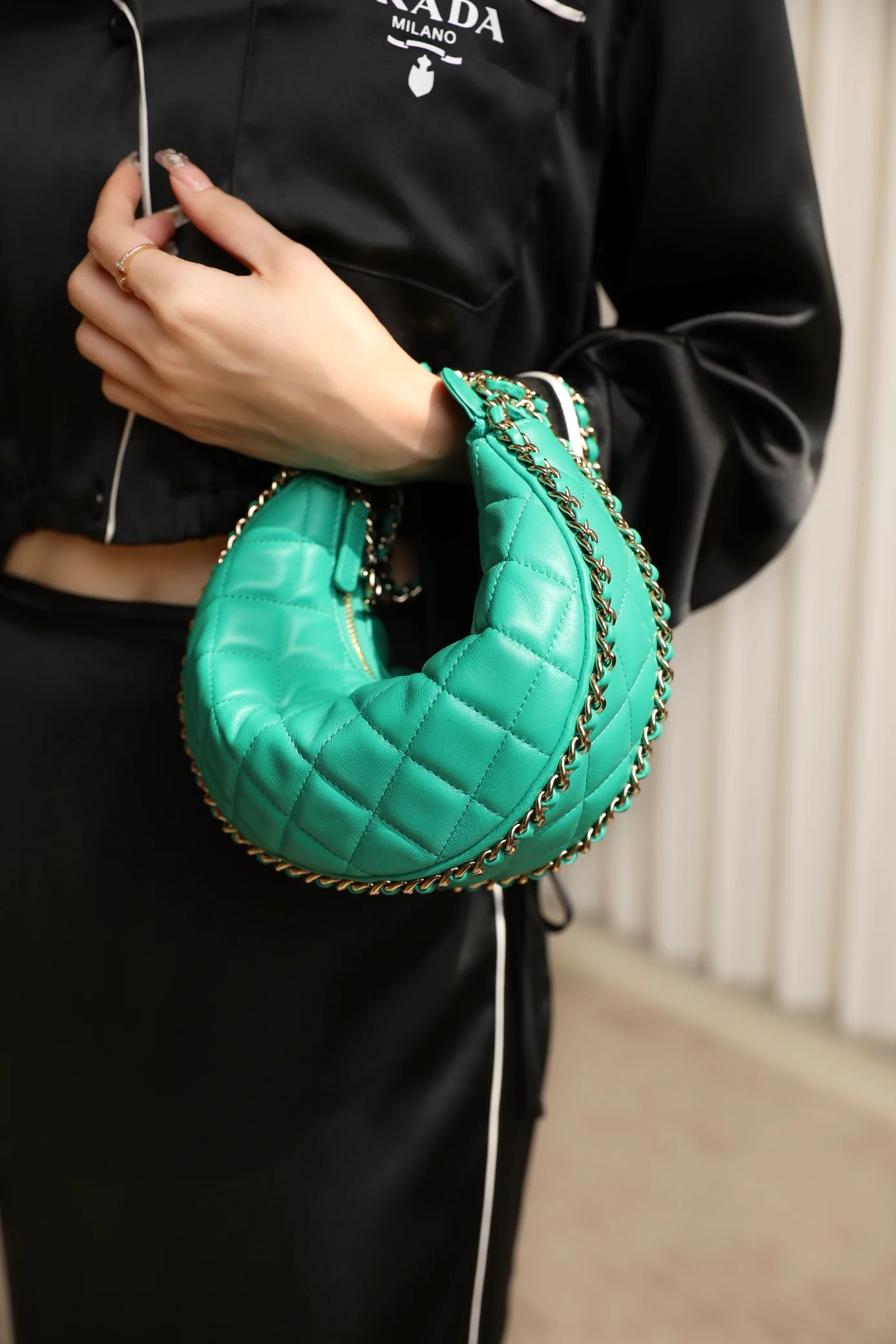 Новинка сезона весна/лето 2023 от Chanel - сумка ?Полумесяц? - маленькая - зеленая - фотографии на теле.