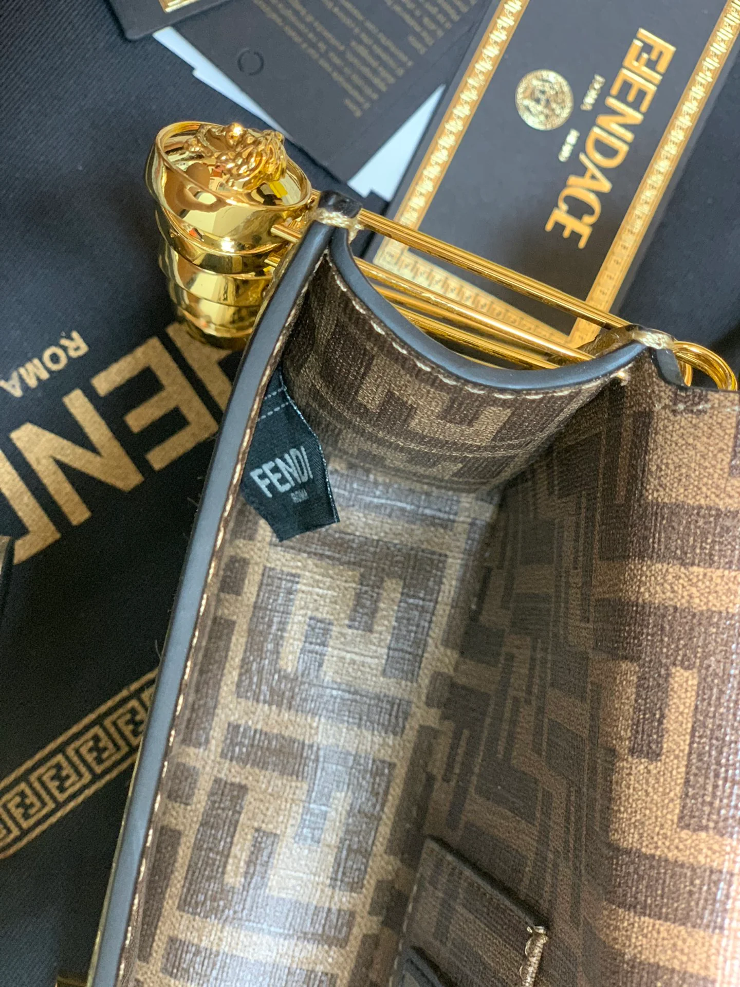 Сумка Fendi Baguette - результат сотрудничества дизайнеров.