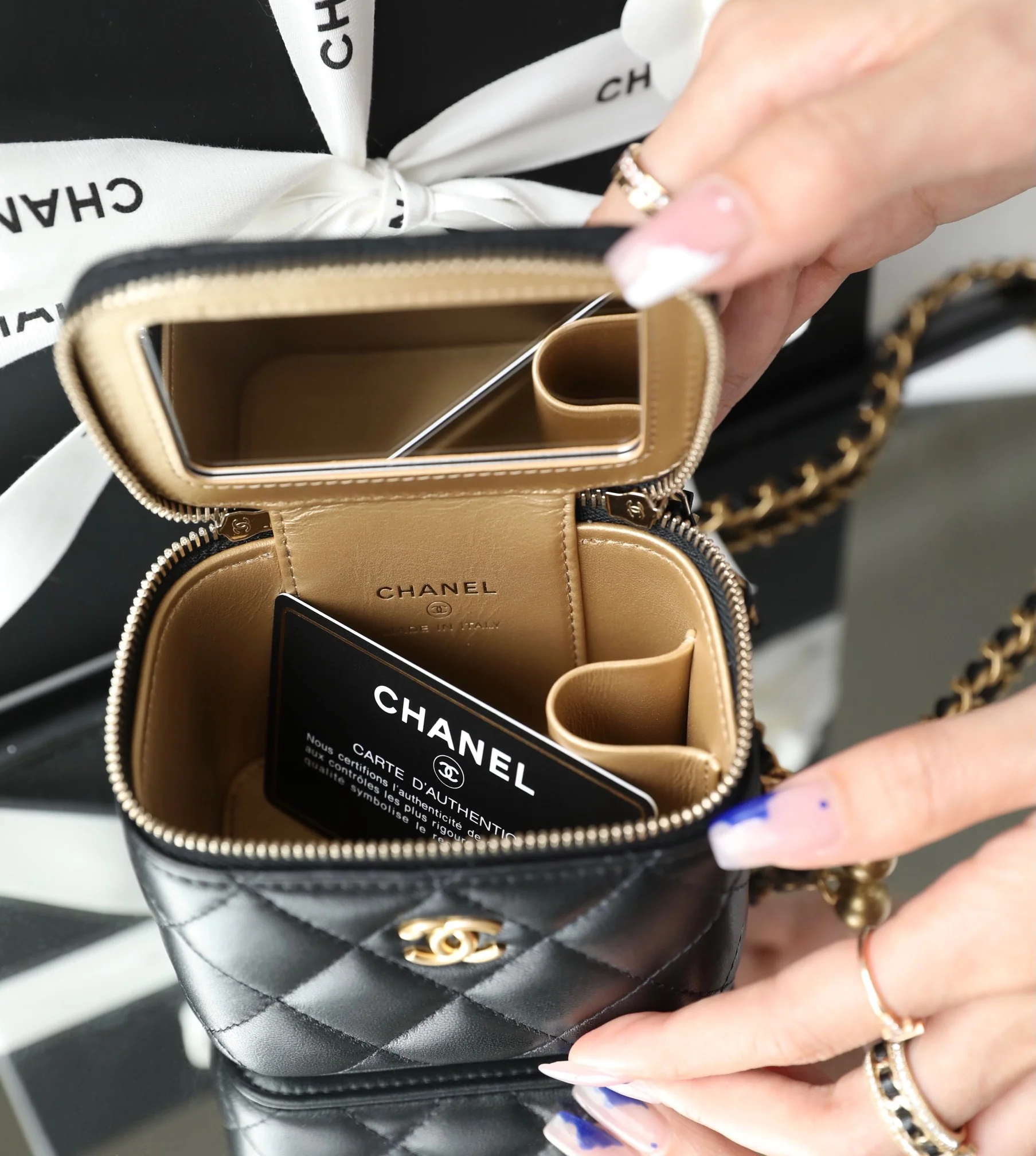 Chanel - Сумочка для помады 