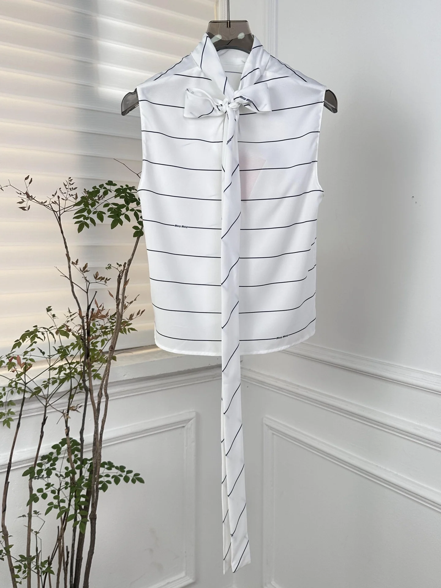 Miu Miu - 2404 - Комплект из полосатого струящегося жилета с бантом и полосатой плиссированной юбки - Белый