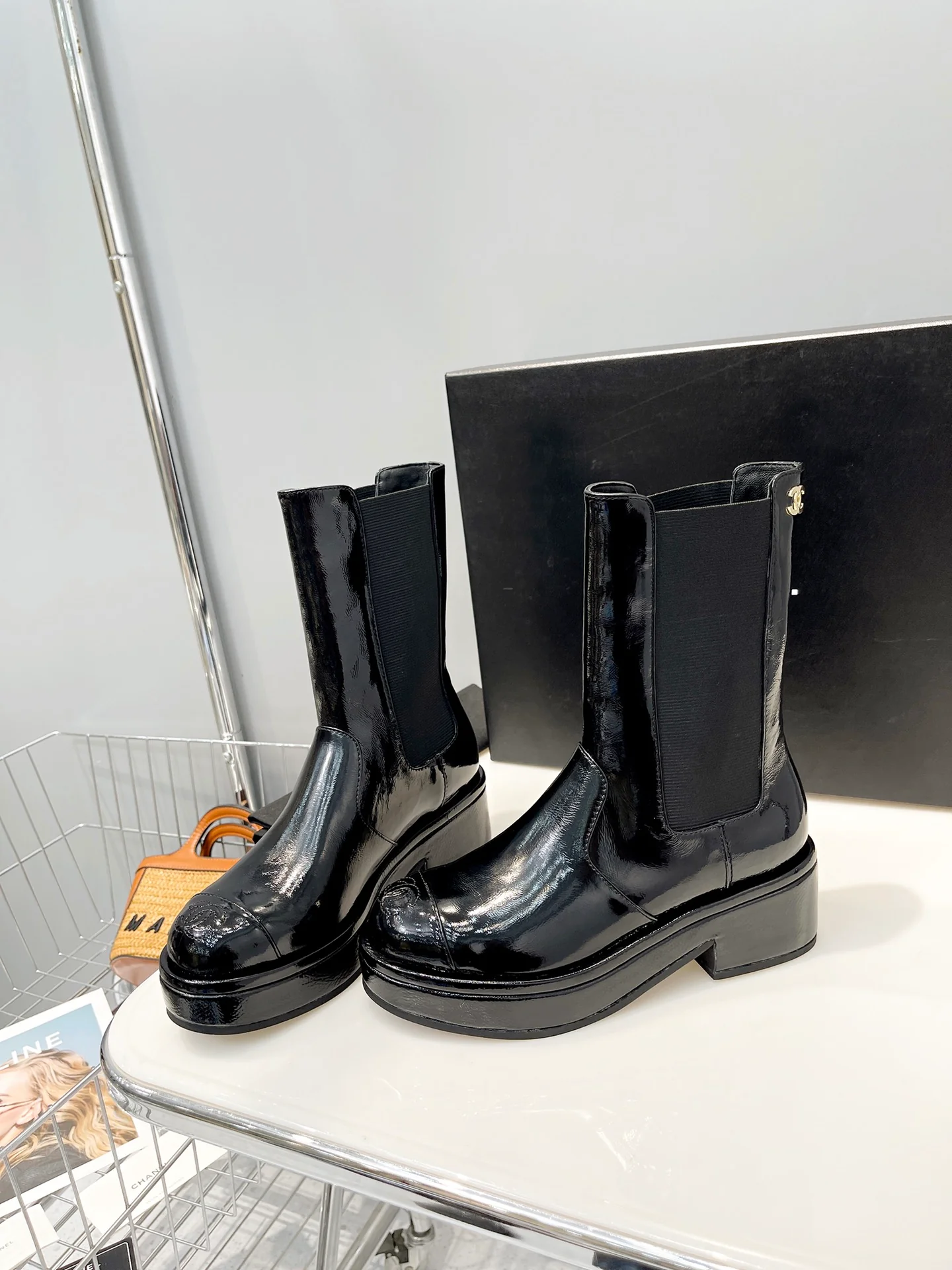 Коллекция Chanel осень/зима 2022: сапоги до середины икры премиум-класса - черные