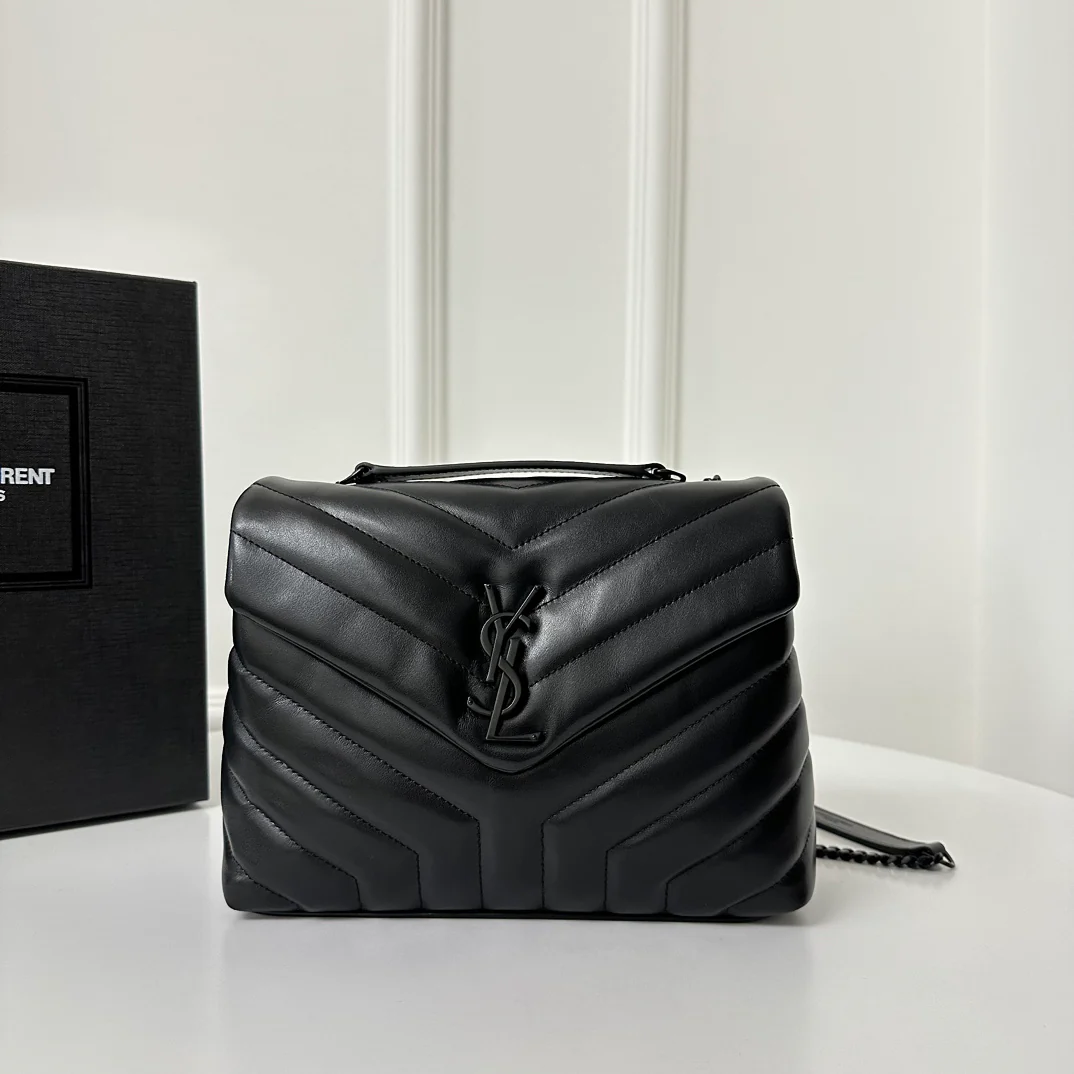 Сумка через плечо YSL Louou 23 см из стеганой телячьей кожи — черная с черной цепочкой.