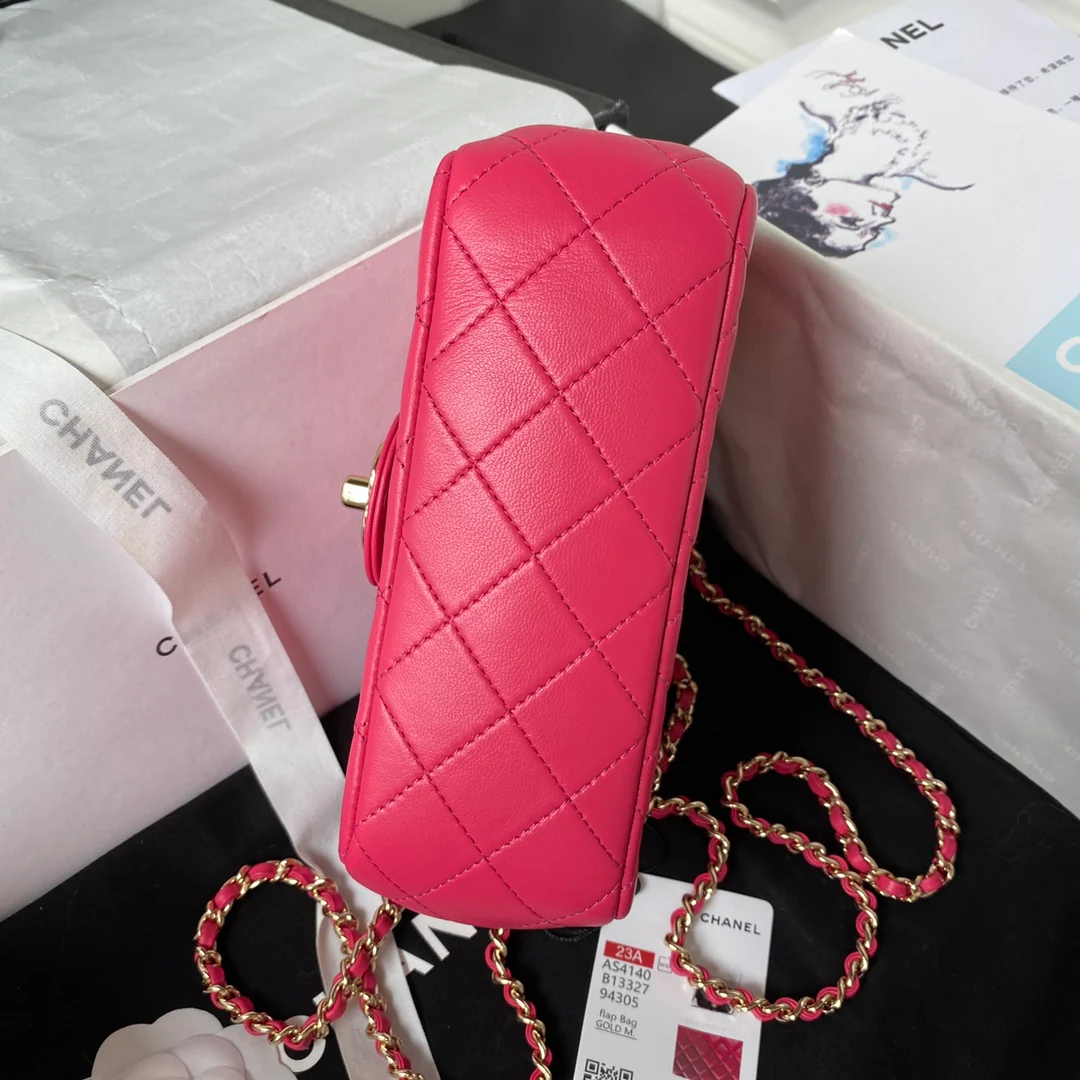 Коллекция Chanel Pre-Fall 2023 - Сумка CF с ручкой, украшенной стразами - Розовая - 18 см