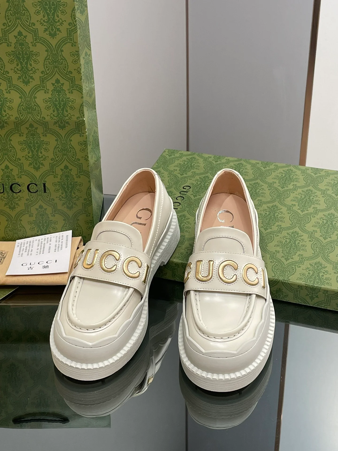 Новинка сезона осень/зима 2023 от Gucci - Лоферы с буквами - Белые