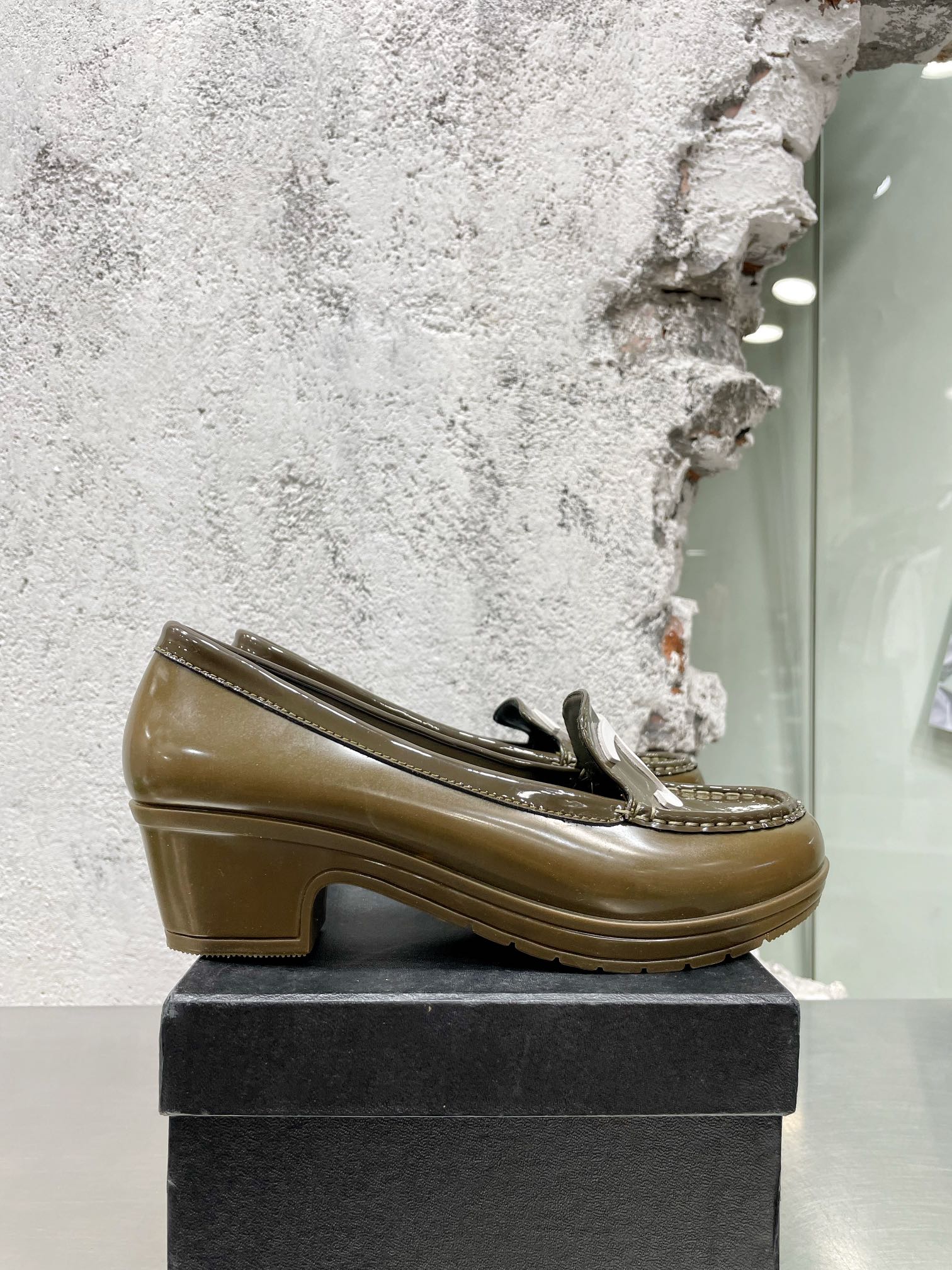 Новинка сезона осень/зима 2022 от Chanel - Ретро-туфли на низком каблуке в стиле афро - Зеленый