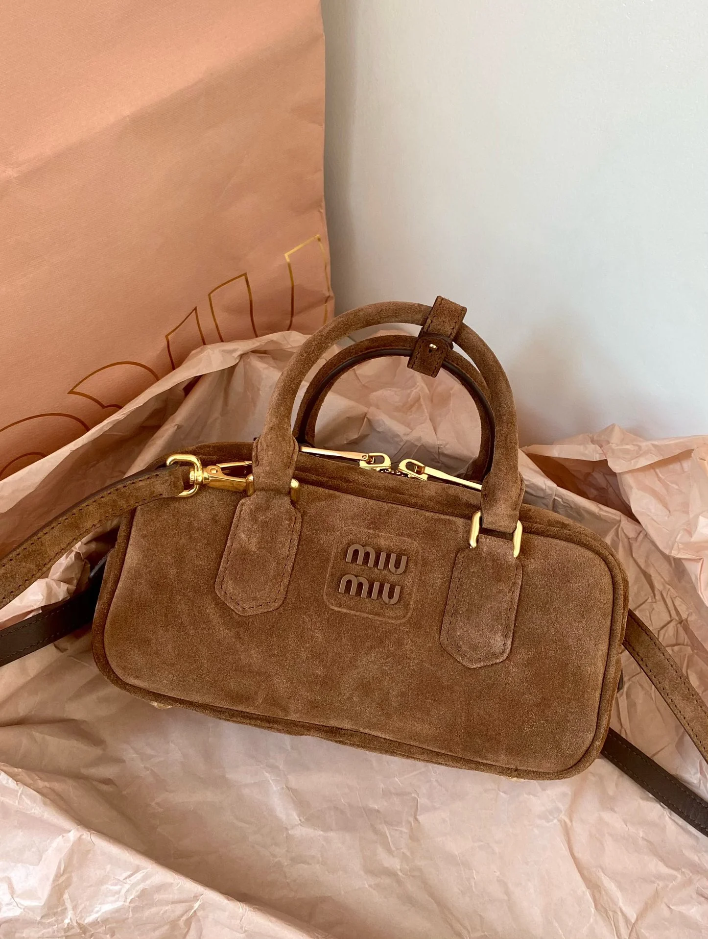 Сумка для боулинга Miu Miu из замши, маленькая, коричневая.