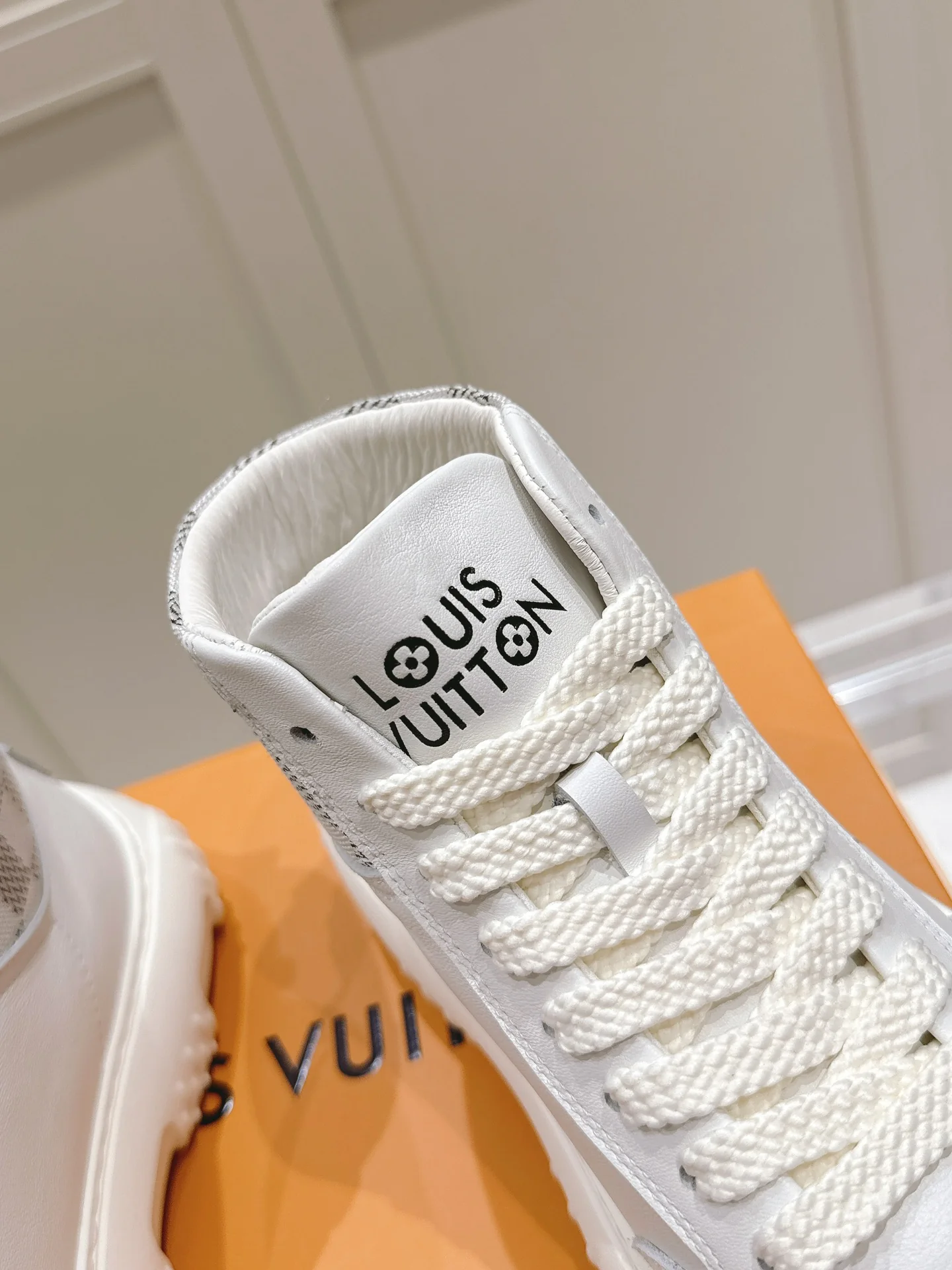 Высокие кроссовки LV-2024 - белые