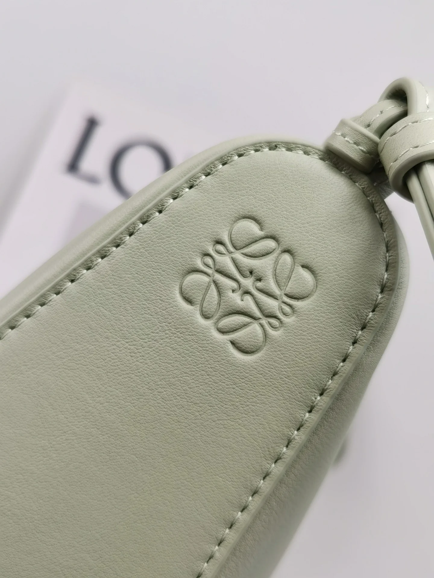 Сумка-хобо Loewe Hammock — цвет хаки.