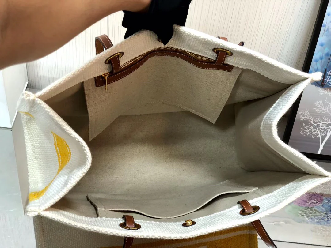 Квадратная сумка Celine Cabas Plein Soleil, изготовленная из кожи вагю и ткани.