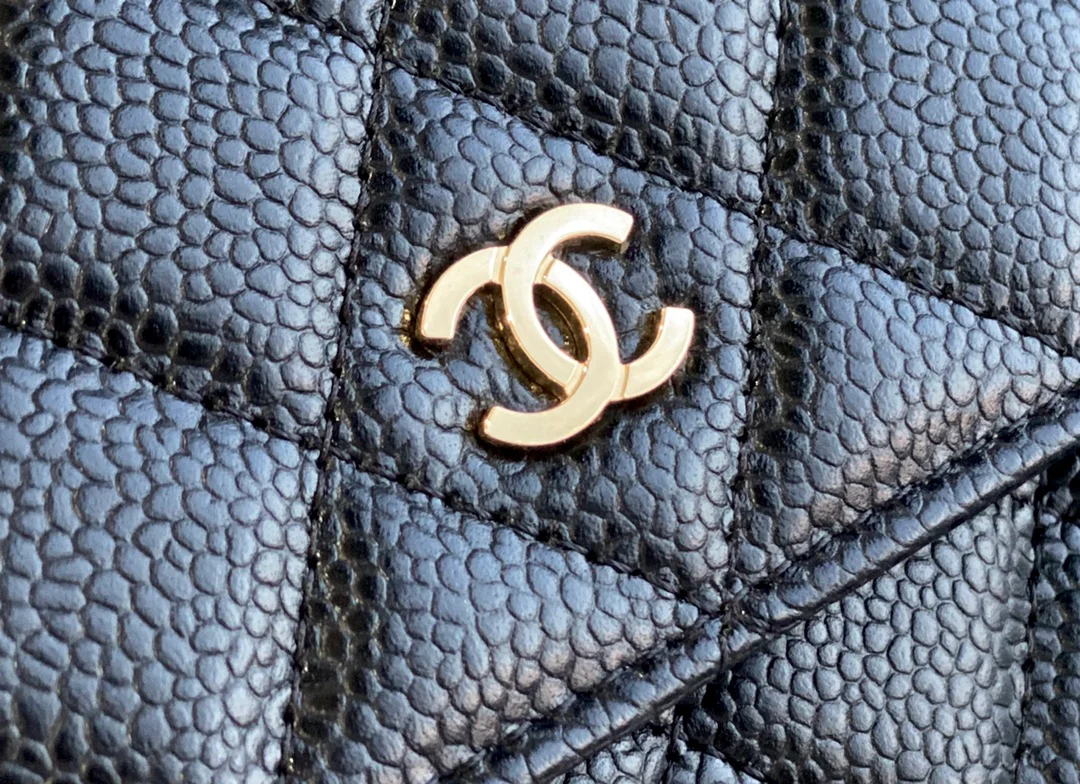Chanel - Классическая брошь WOC - Черная кожа личи, золотая пуговица
