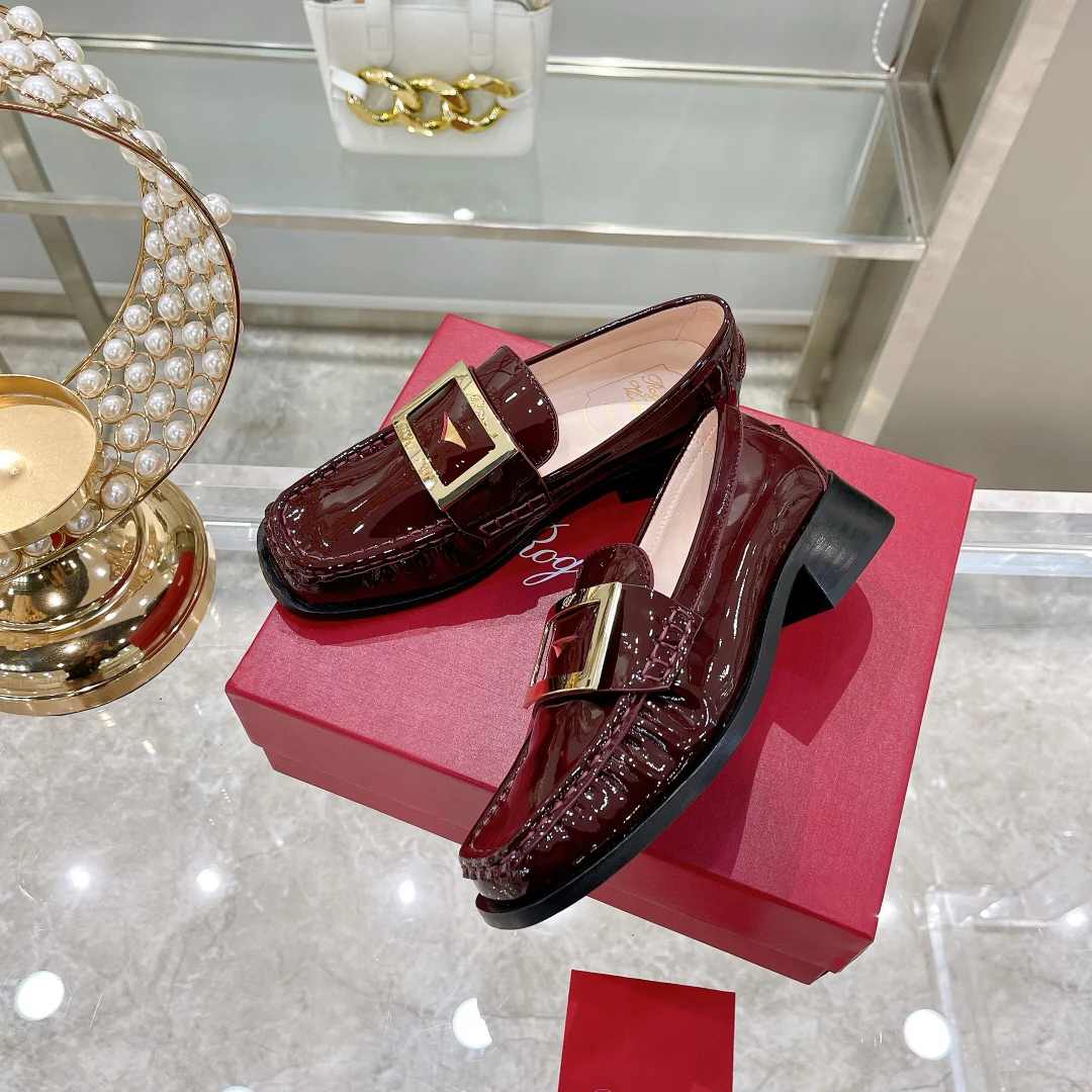 Лоферы из лакированной кожи с металлическими пряжками — бордовые.
