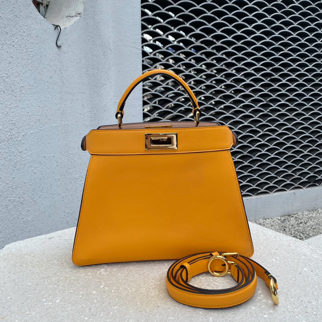 Маленькая желтая кожаная сумка Fendi Peekaboo i-seey - 1