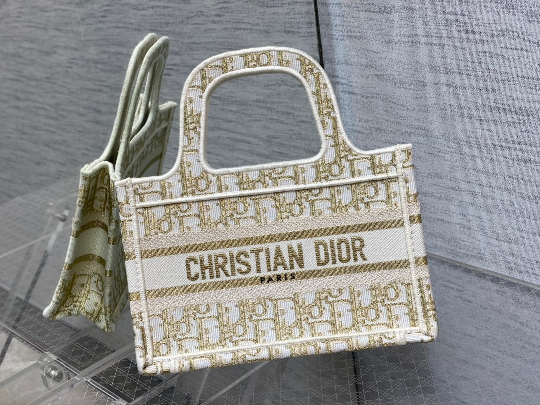 Сумка-тоут Dior Book Mini 23 см с золотой монограммой, лимитированная рождественская серия.