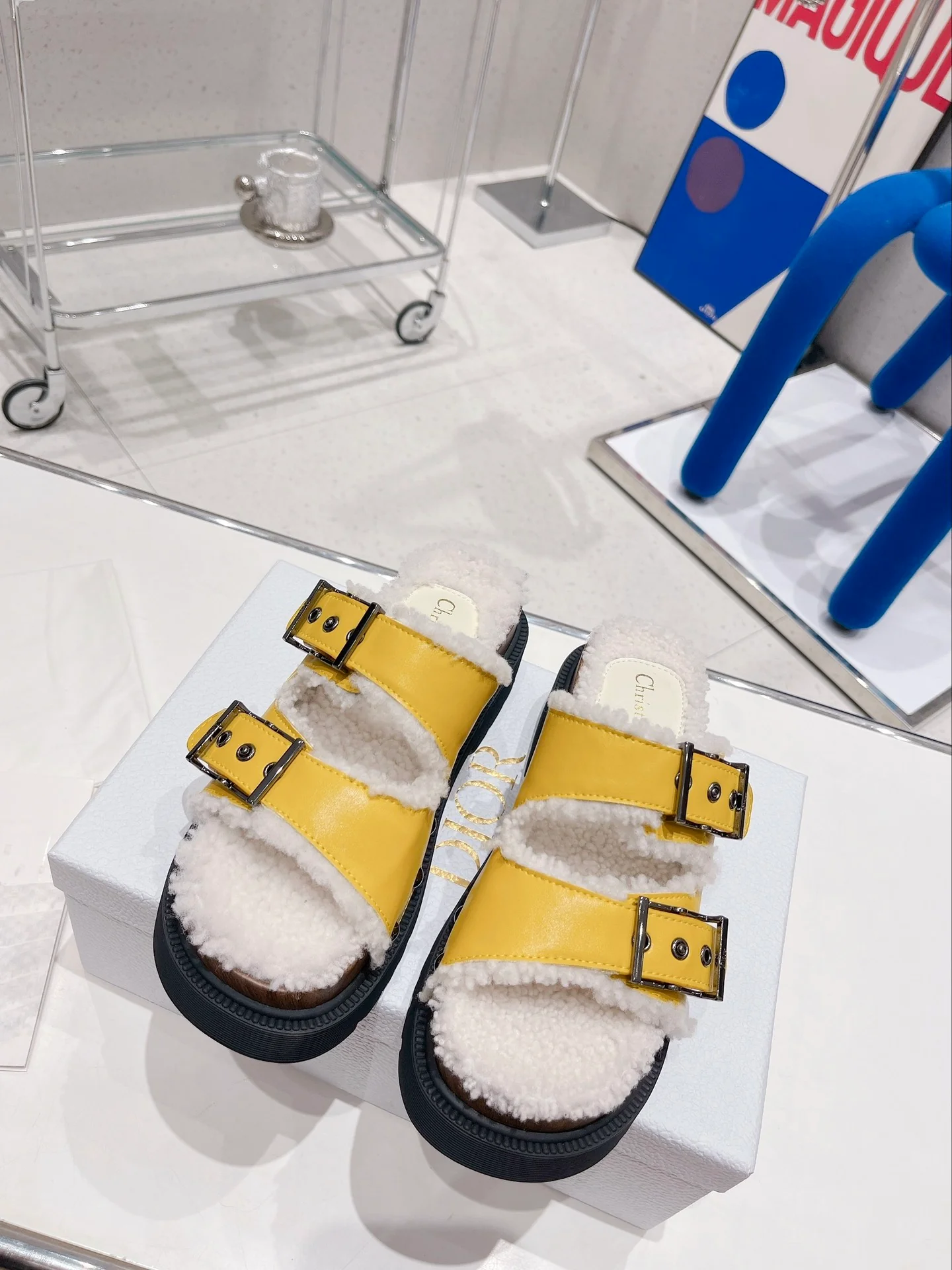 Dior - Новинка сезона осень/зима 2022 - Меховые тапочки Quake - 1 шт.