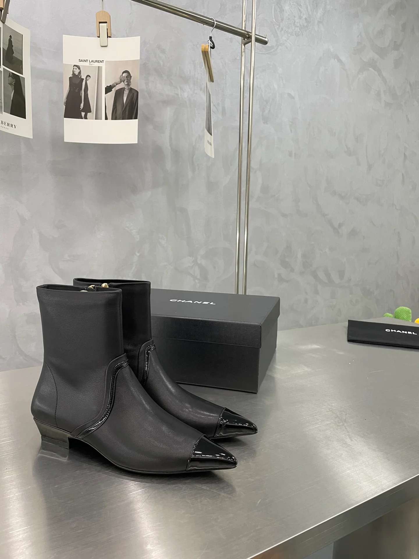 Chanel - Сапоги через плечо